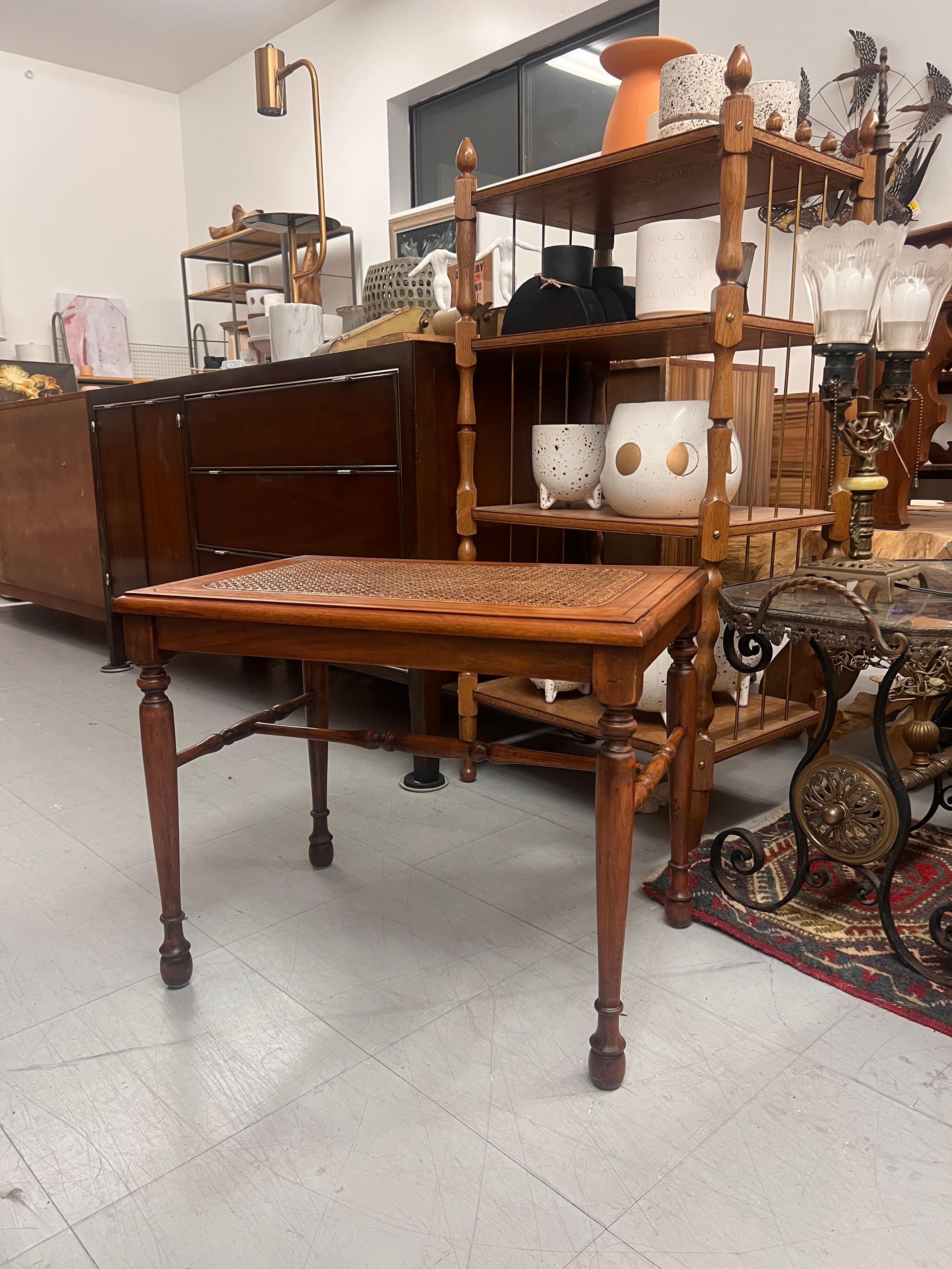 Fine XX secolo Tavolo da salotto o panca decorativa in legno tradizionale vintage con gambe tornite in vendita