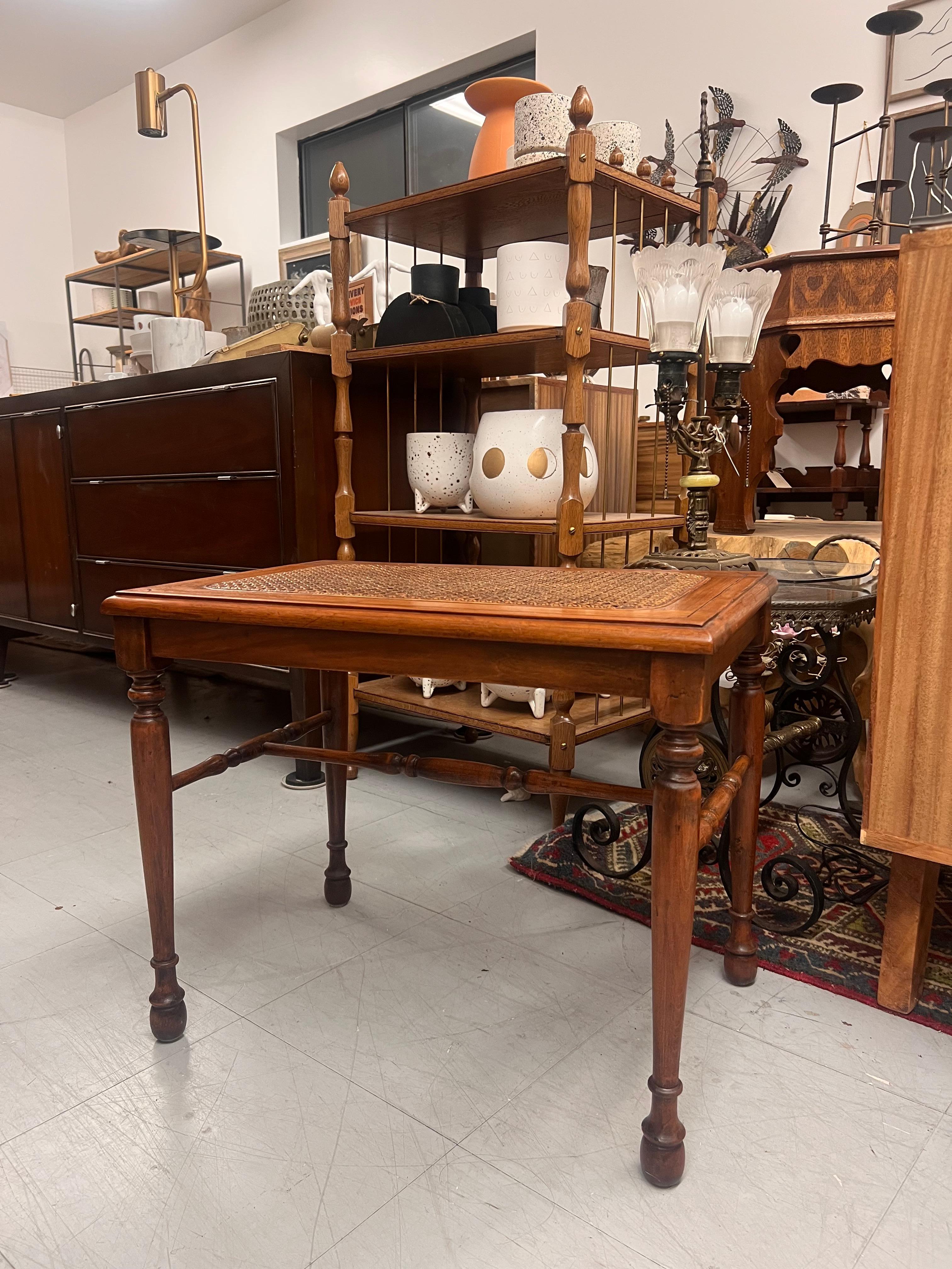 Legno Tavolo da salotto o panca decorativa in legno tradizionale vintage con gambe tornite in vendita