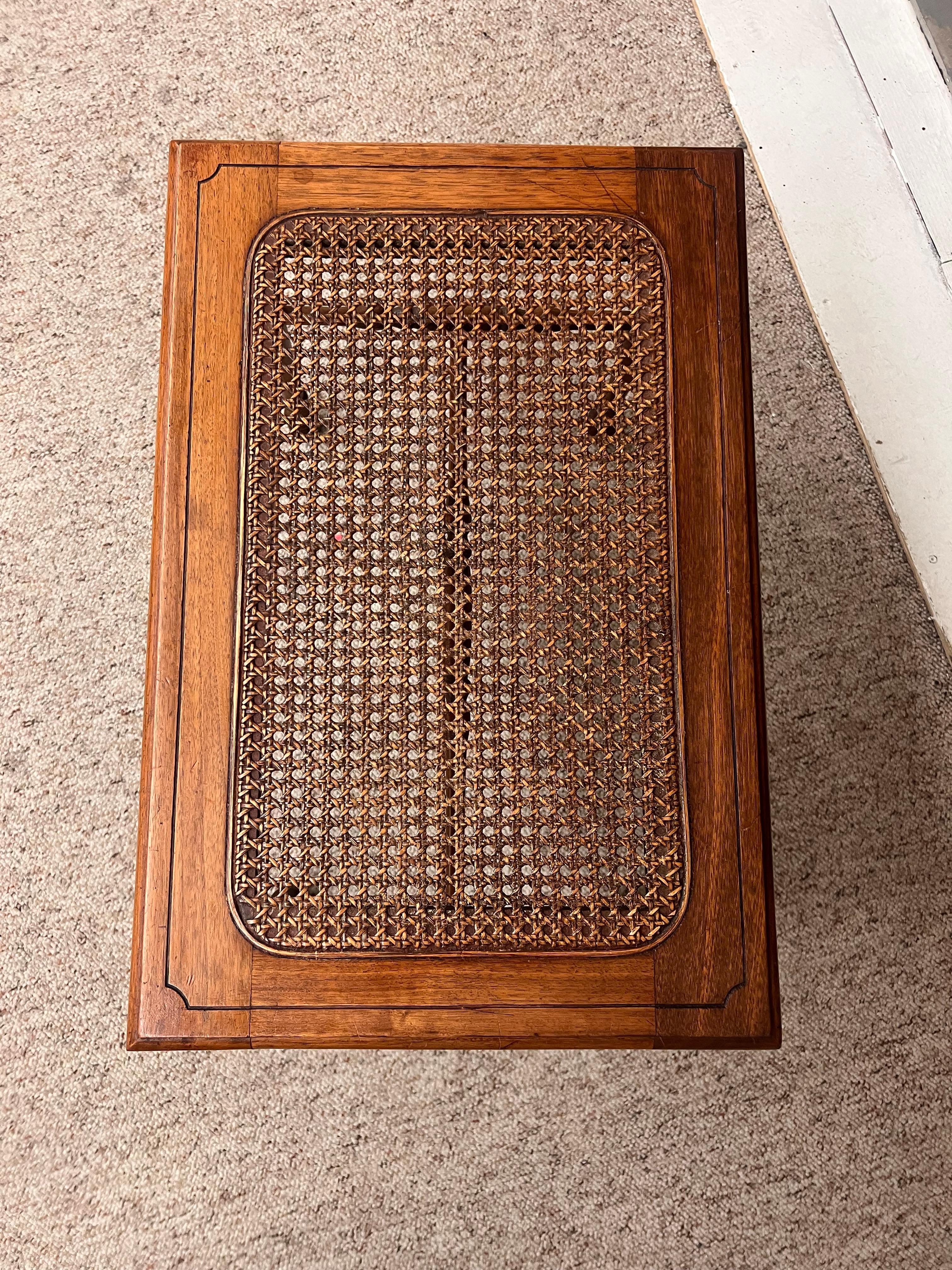 Tavolo da salotto o panca decorativa in legno tradizionale vintage con gambe tornite in vendita 1