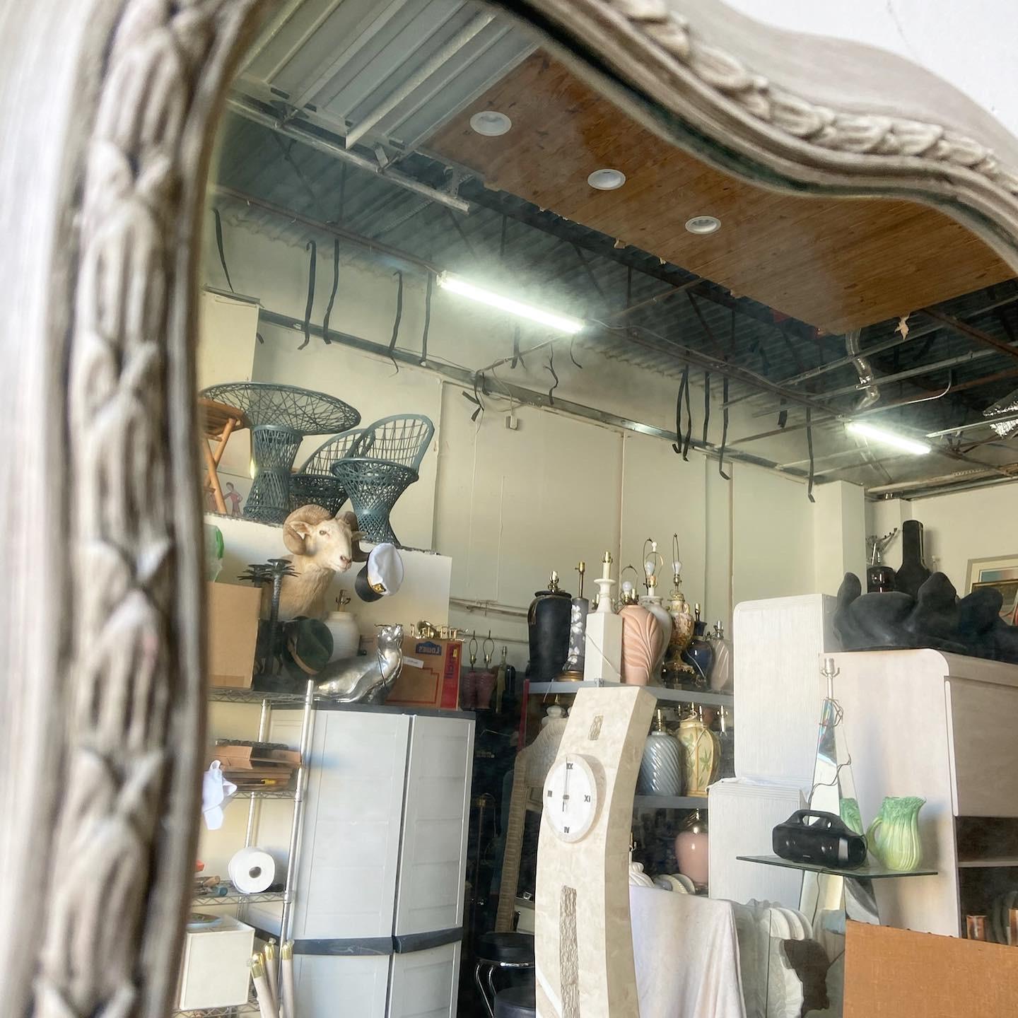 Américain Vieux miroir traditionnel en bois en vente