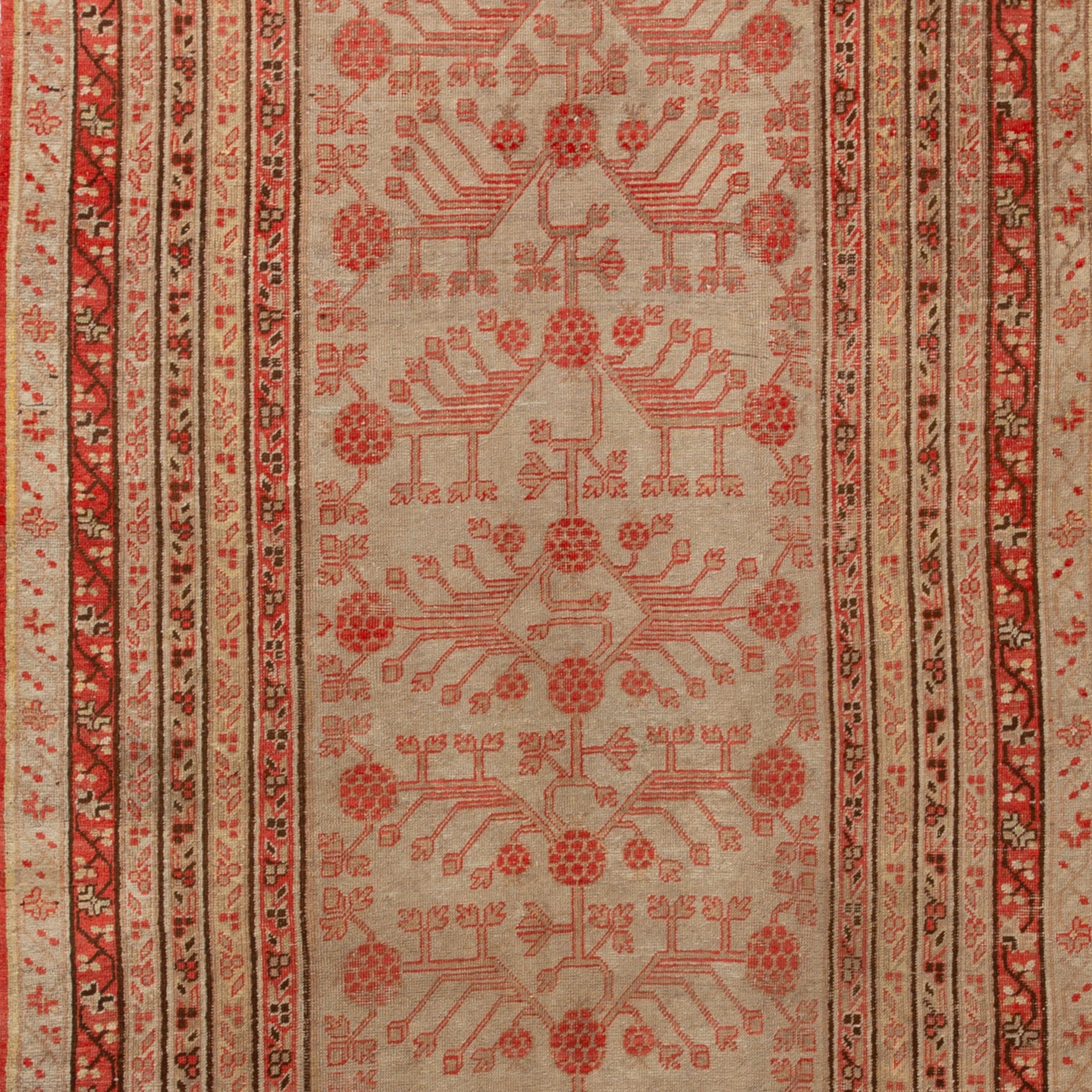 Présentant une variété de motifs traditionnels complexes dans une palette neutre de terre, ce tapis traditionnel en laine Vintage - 4'4