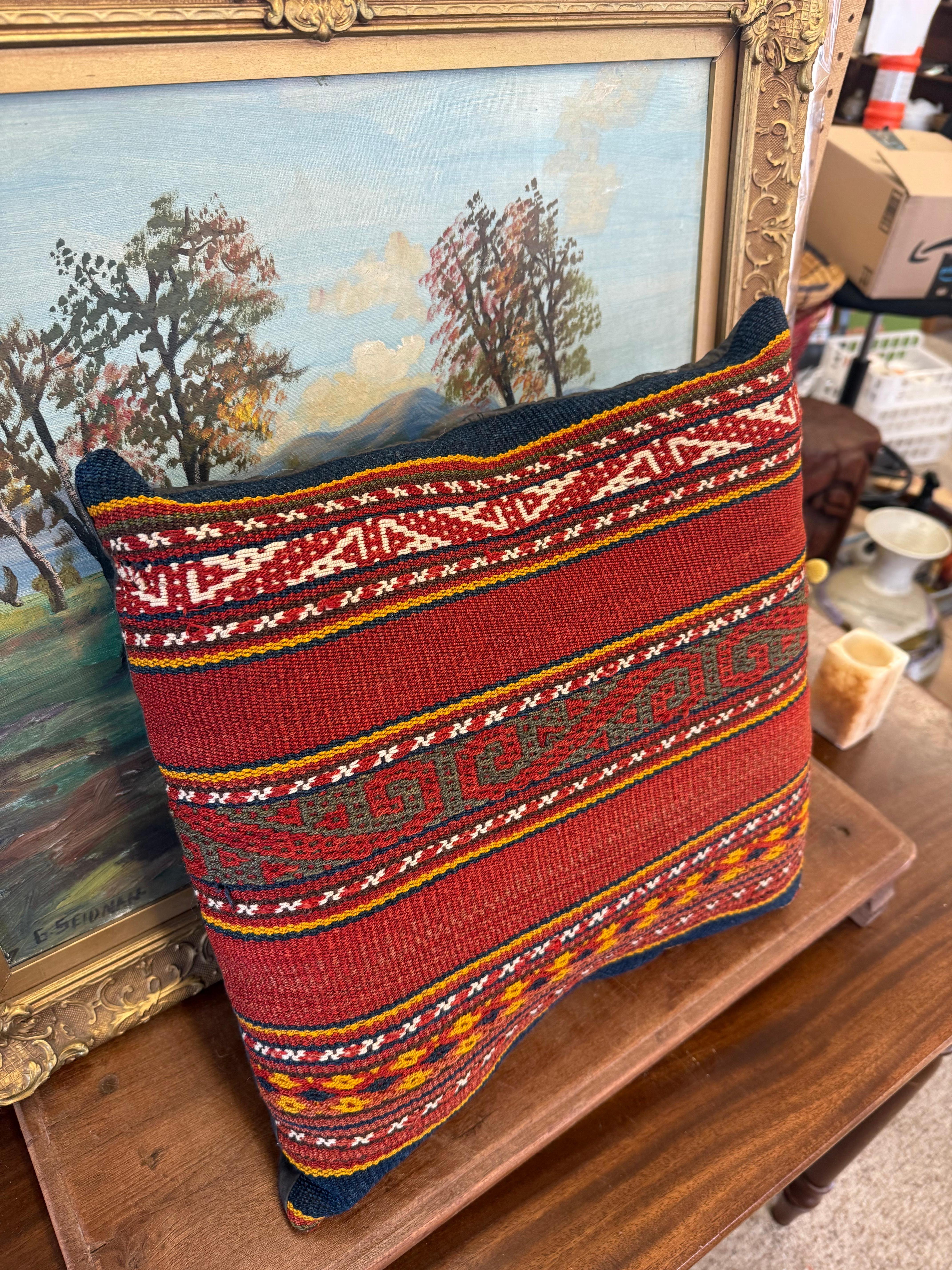 Mini Almohada Tejida Tradicional Vintage Charactestic de Textiles Folclóricos y Étnicos Moderno de mediados de siglo en venta
