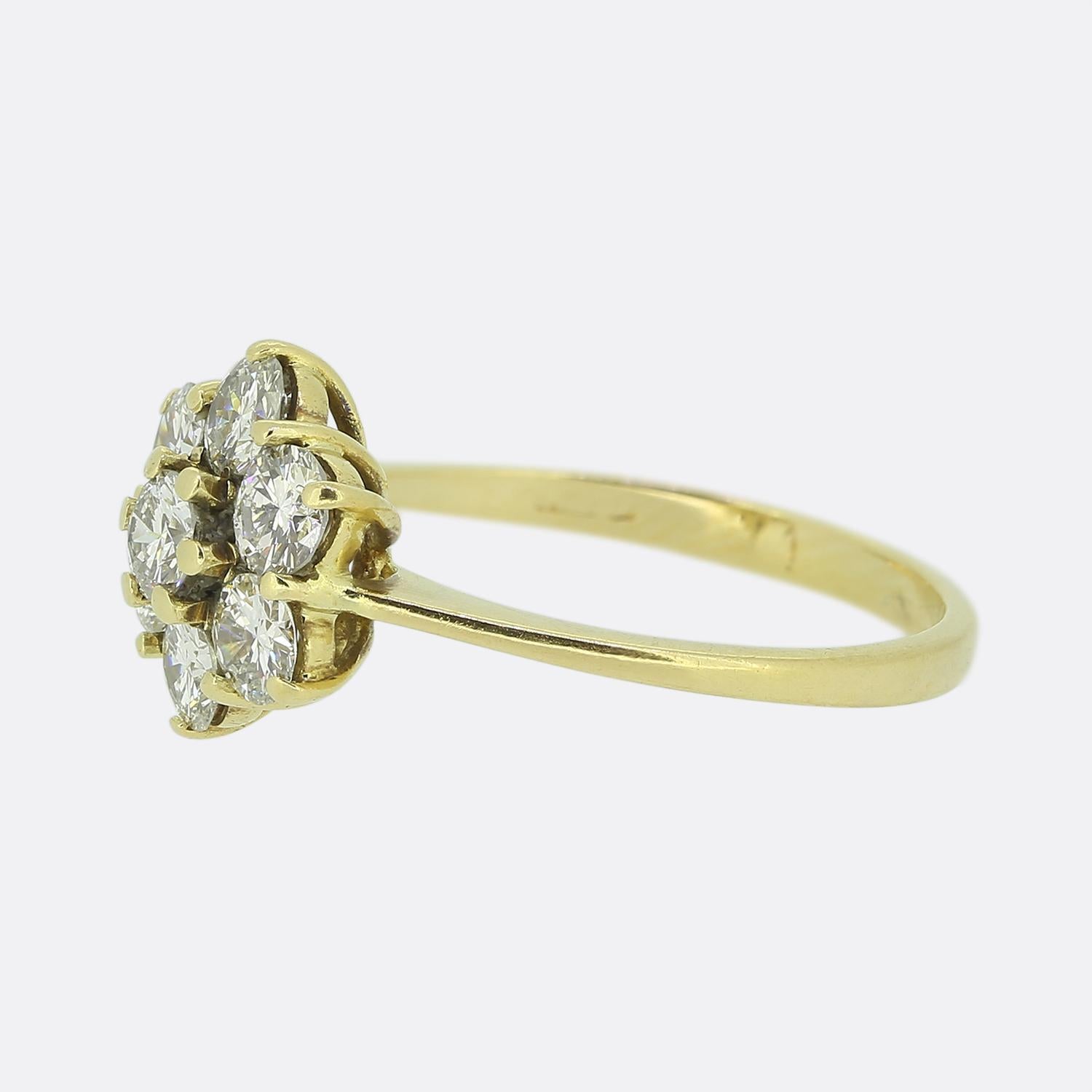 Dies ist eine atemberaubende 18ct Gelbgold Diamant-Cluster-Ring. Das Design besticht durch die Anordnung runder, facettierter Diamanten im Übergangsschliff, von denen jeder Stein einen strahlend weißen Farbton aufweist. Die Diamanten sind sorgfältig
