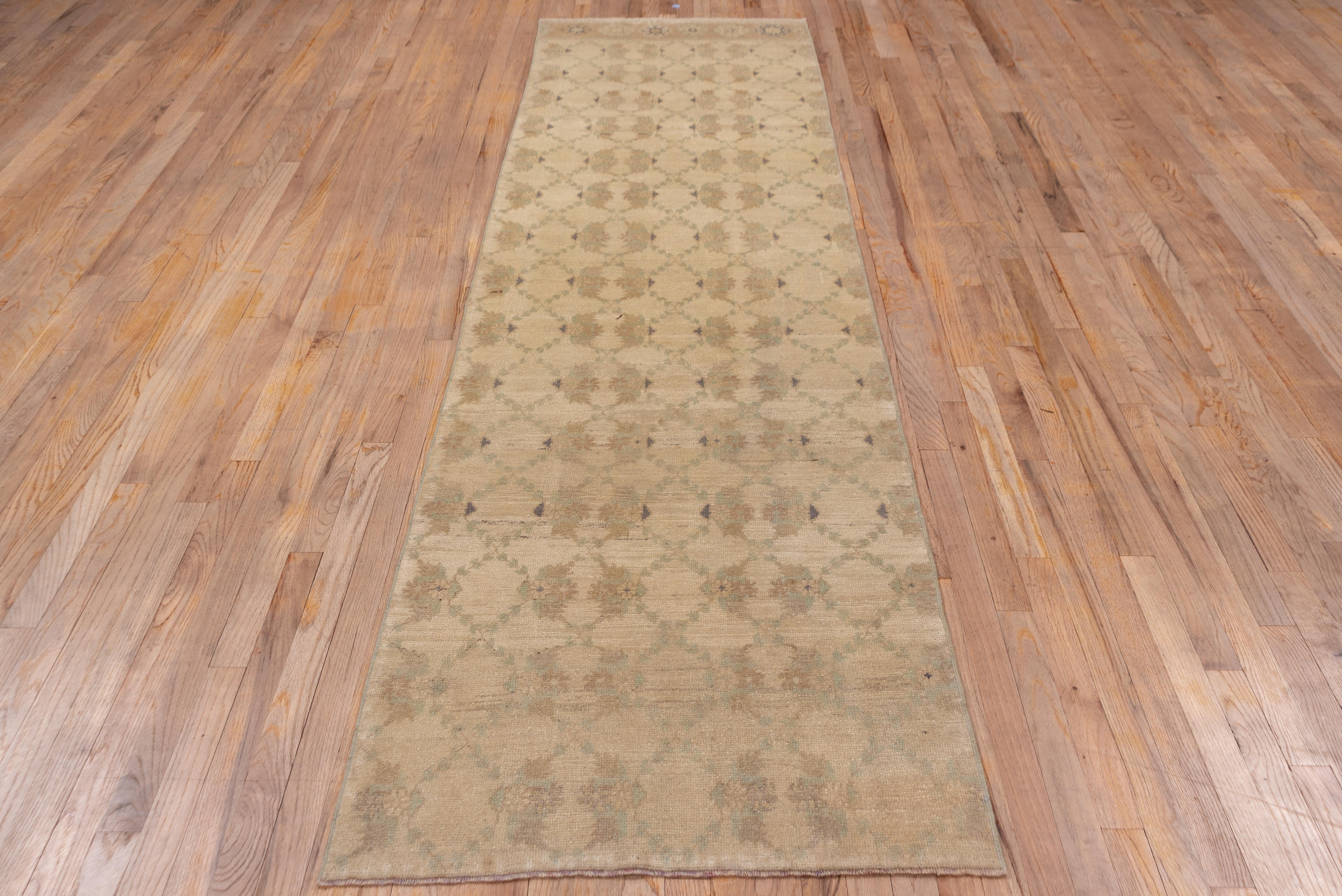 This borderless vintage Turkish kenare features a sandy ivory field displaying a tan shadow lattice with dark brown accents.