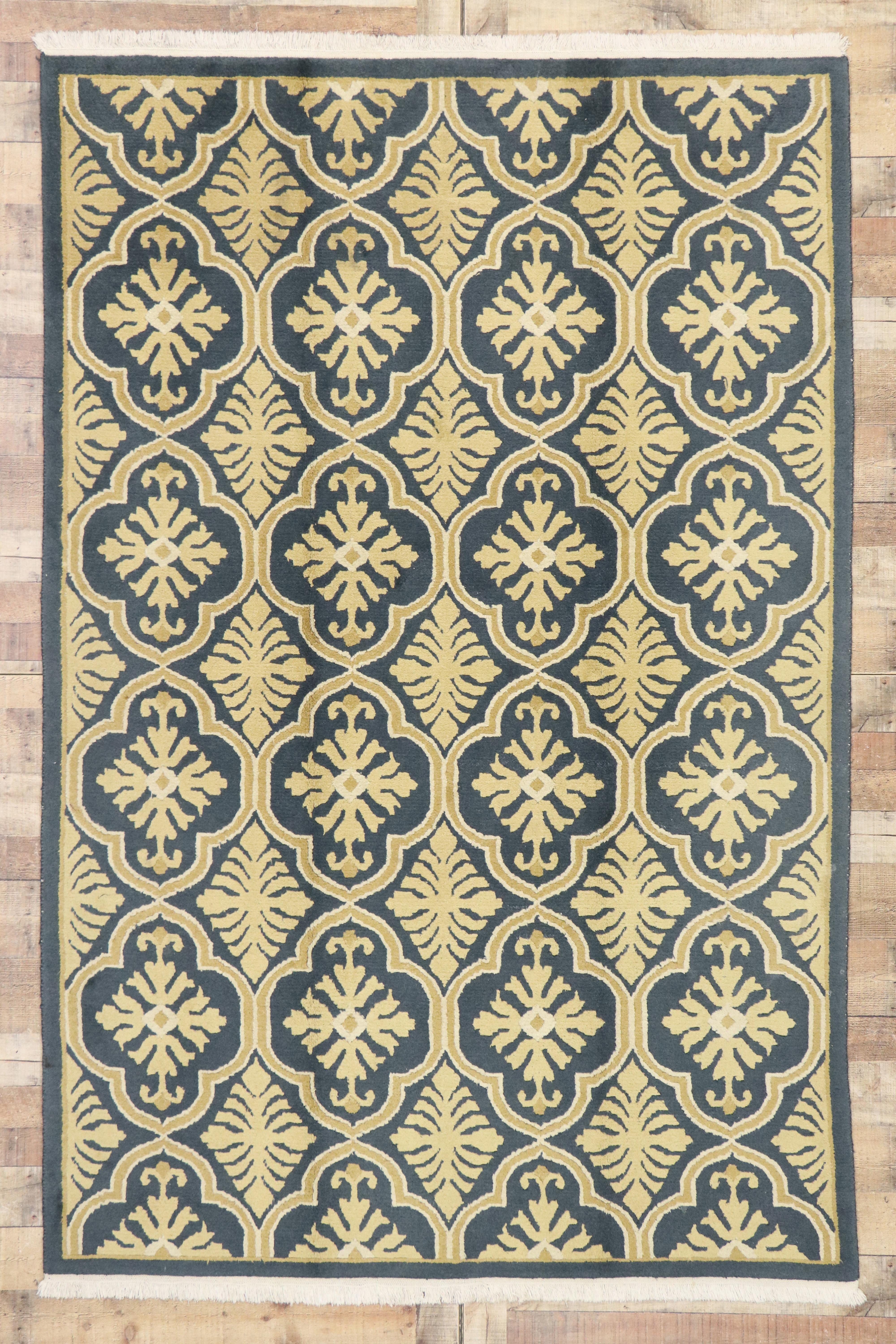 Geometrischer Vintage-Qutrefoil-Teppich im Hollywood-Regency-Stil im Übergangsstil im Angebot 2