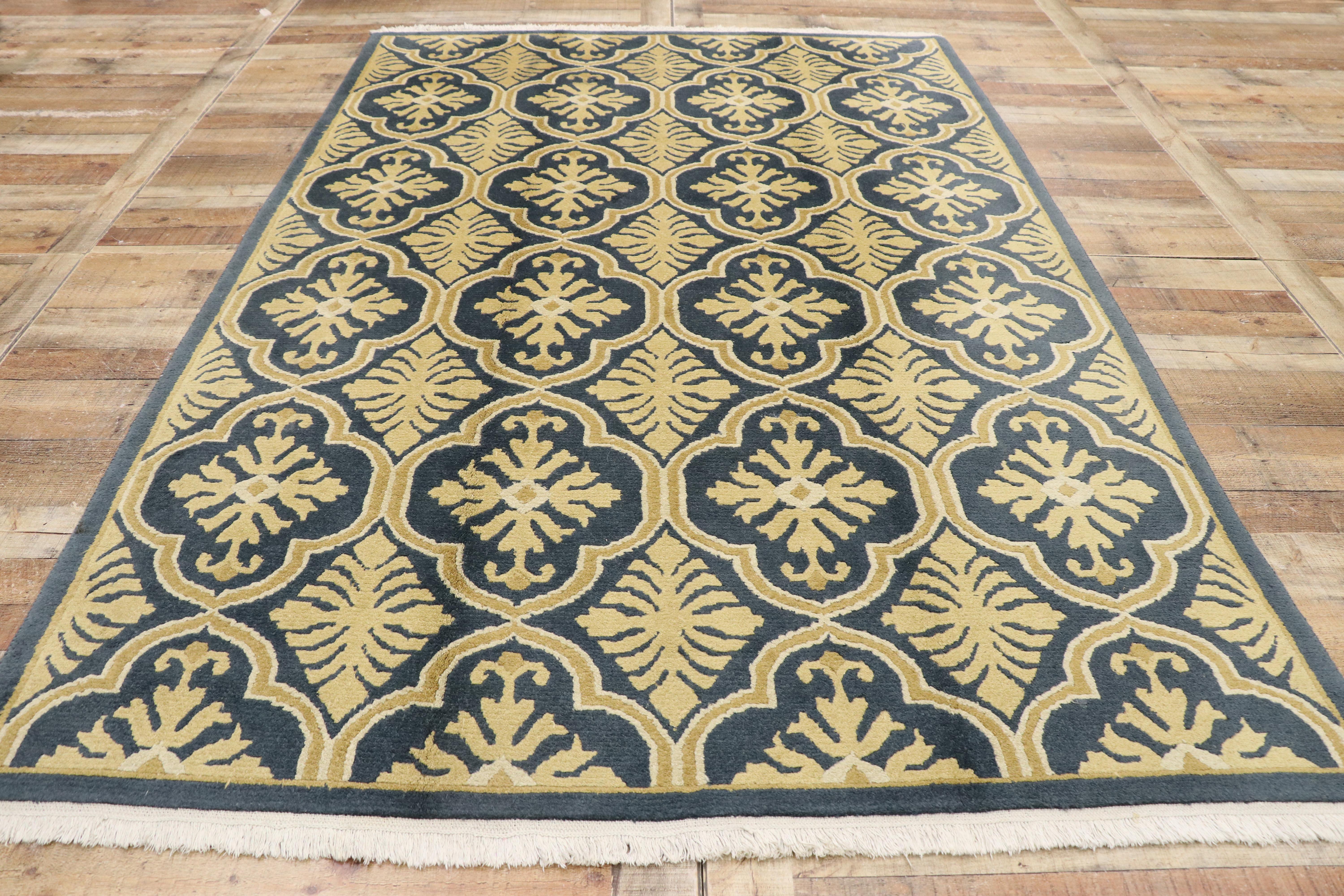Geometrischer Vintage-Qutrefoil-Teppich im Hollywood-Regency-Stil im Übergangsstil im Angebot 1
