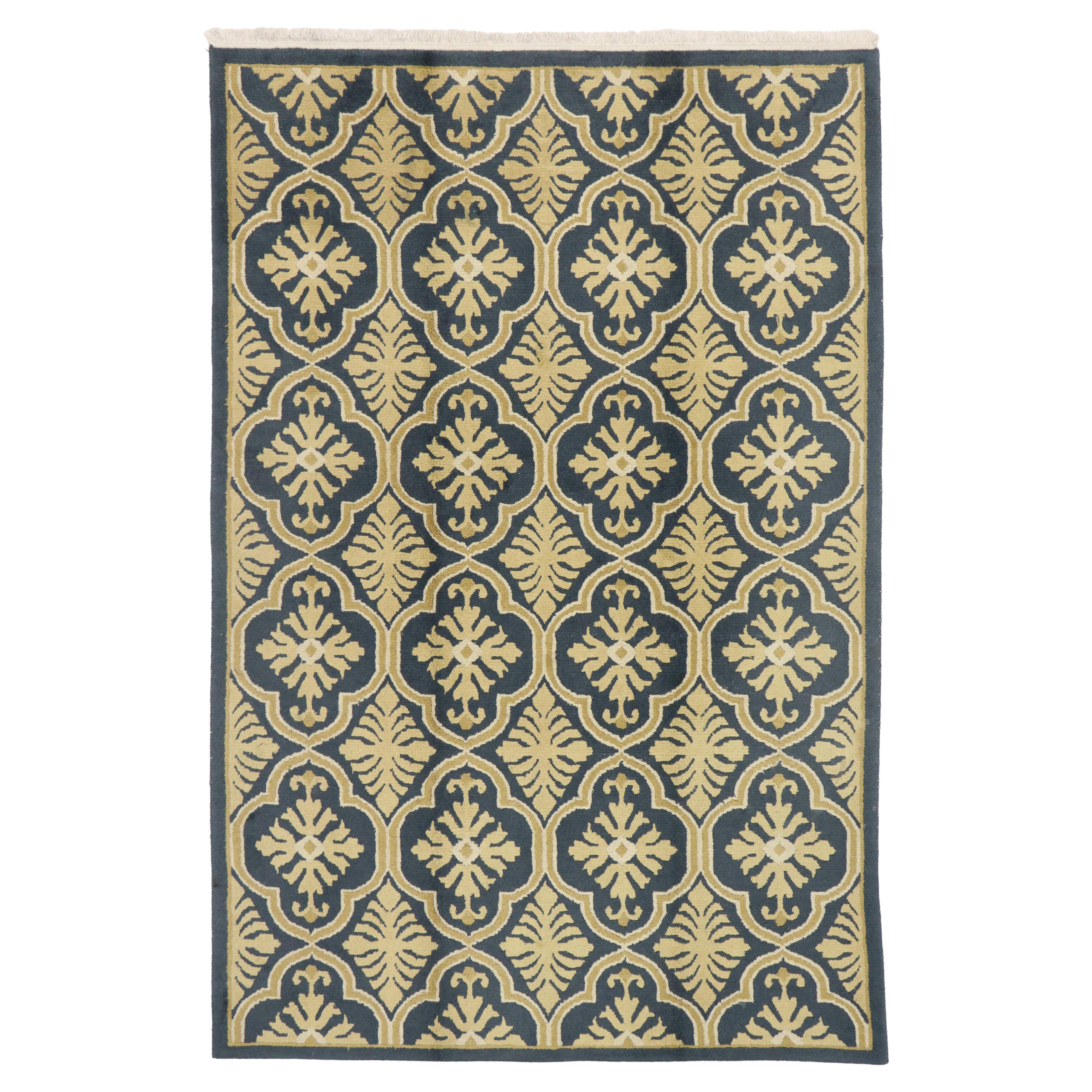 Geometrischer Vintage-Qutrefoil-Teppich im Hollywood-Regency-Stil im Übergangsstil im Angebot