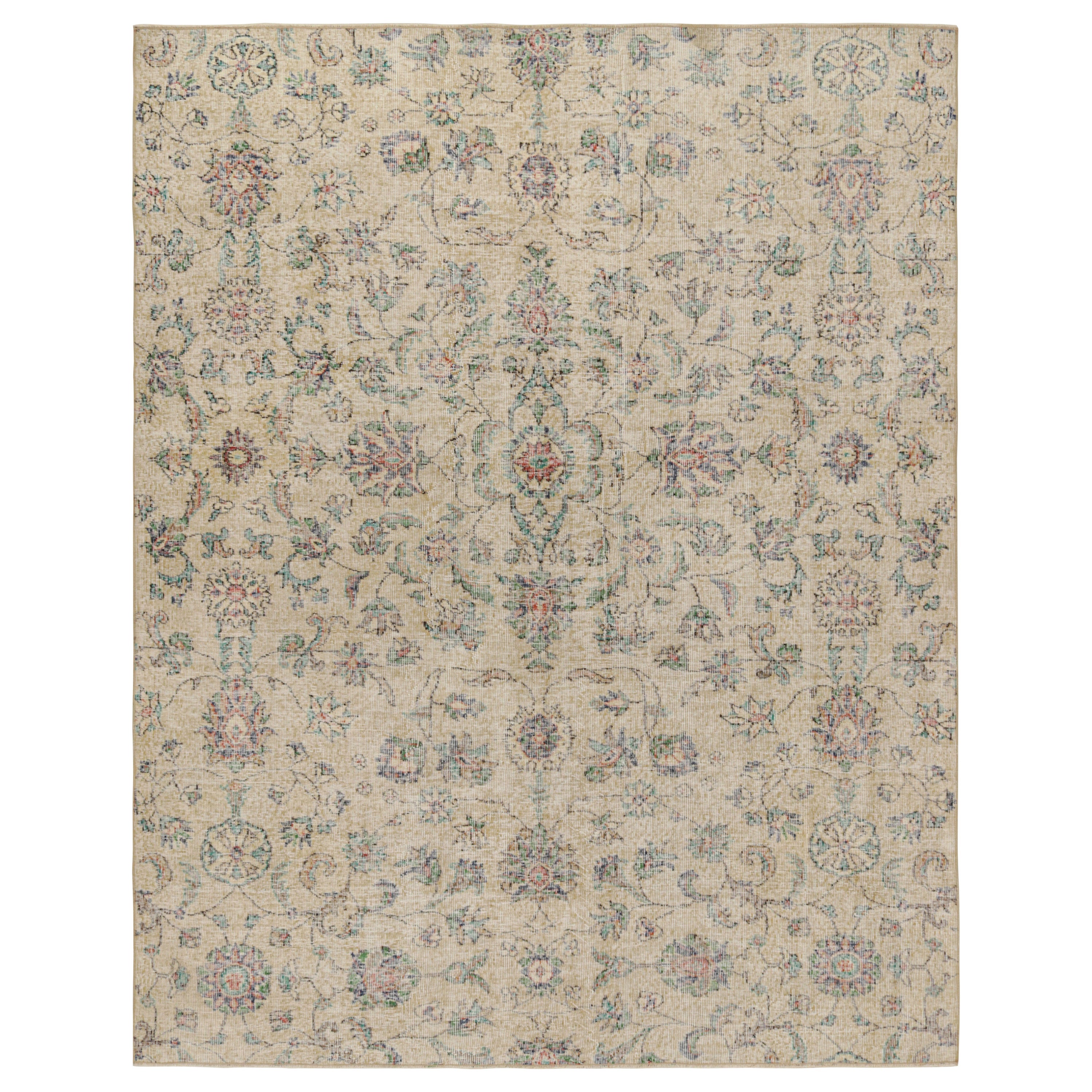 Vintage Transitional Teppich in Beige mit grünem Blumenmuster, von Rug & Kilim im Angebot