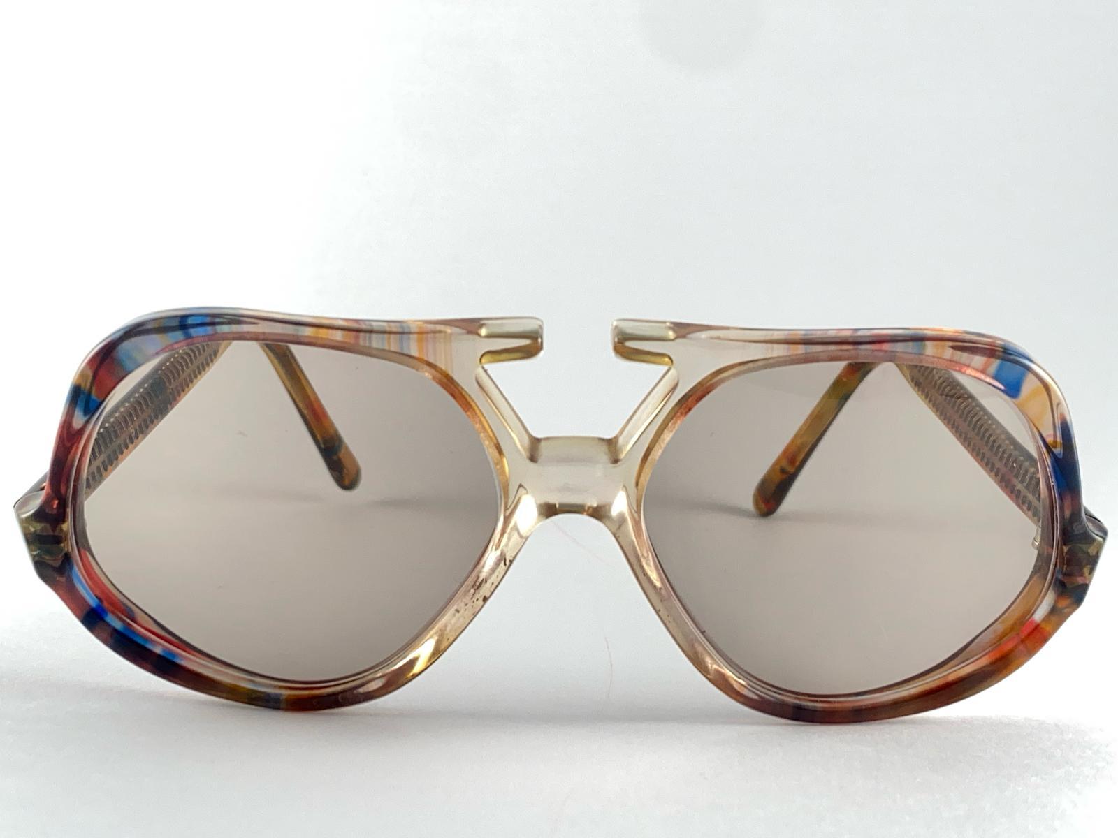 Vintage 1970'S Translucent Frame Sporting Light Grey Lenses.

Unglaubliche Qualität und Design. Ein klassisches und zeitloses Stück.

Dieses Element zeigen kleinere Zeichen der Abnutzung durch fast 60 Jahre Lagerung.


Vorderseite : 13