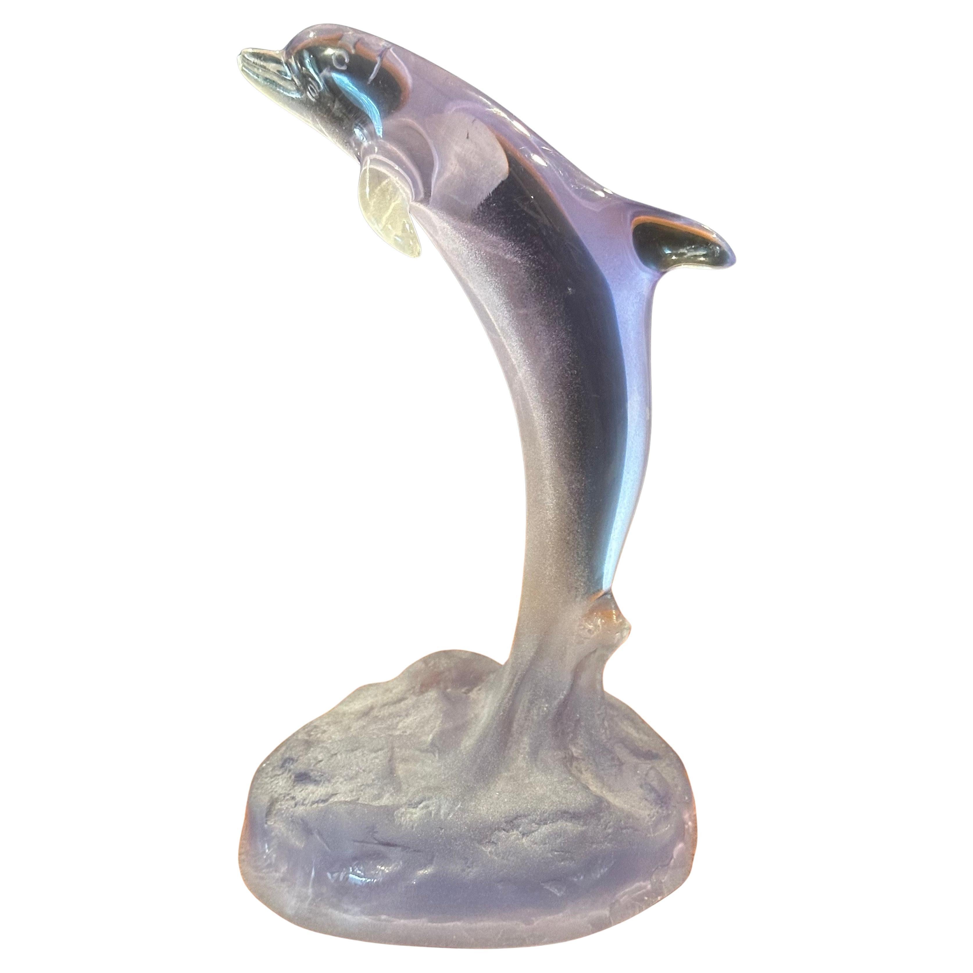 Nordamericano Scultura di delfino in acrilico viola traslucido vintage di Robert Wyland 1990 in vendita