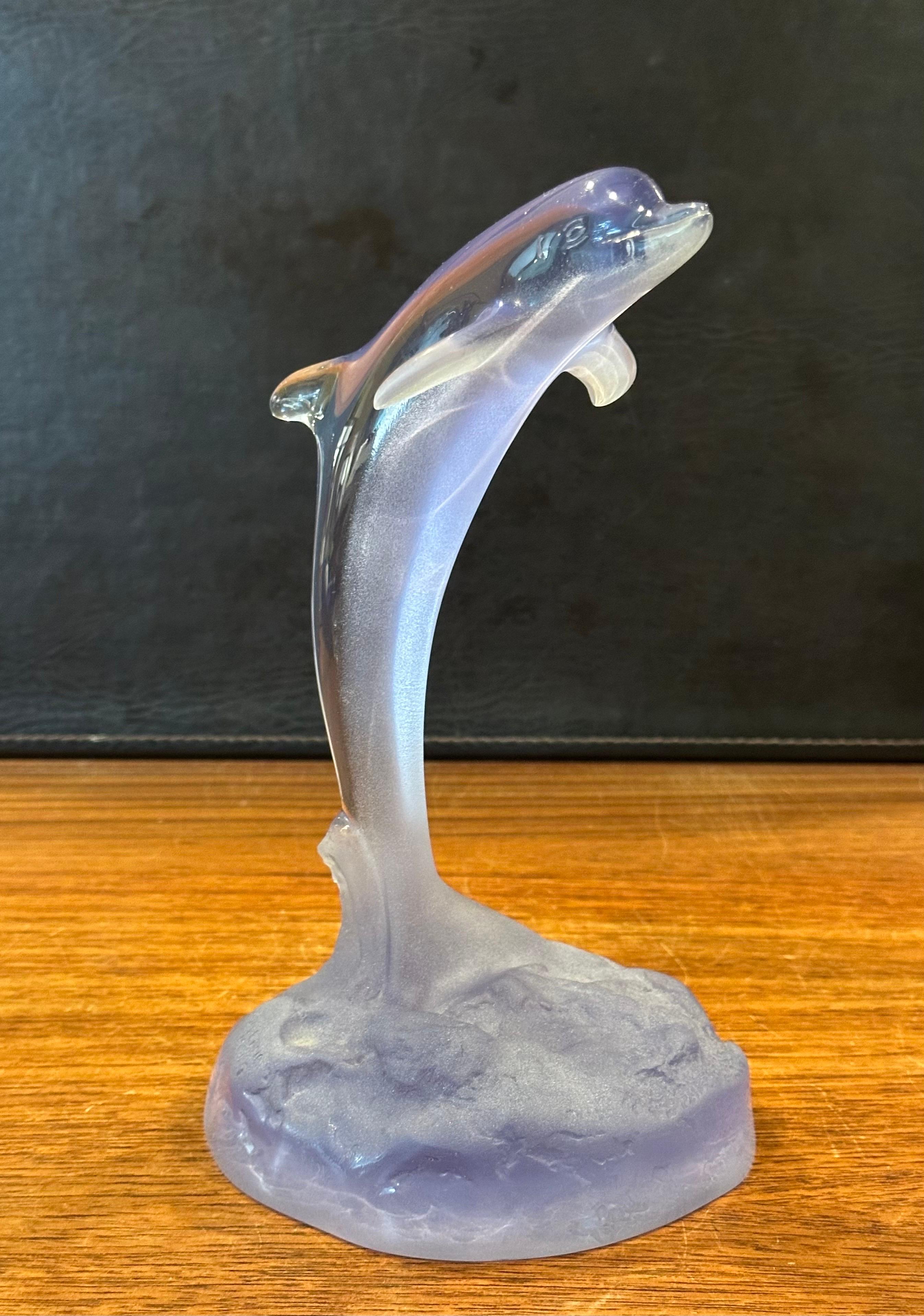 Calco Scultura di delfino in acrilico viola traslucido vintage di Robert Wyland 1990 in vendita