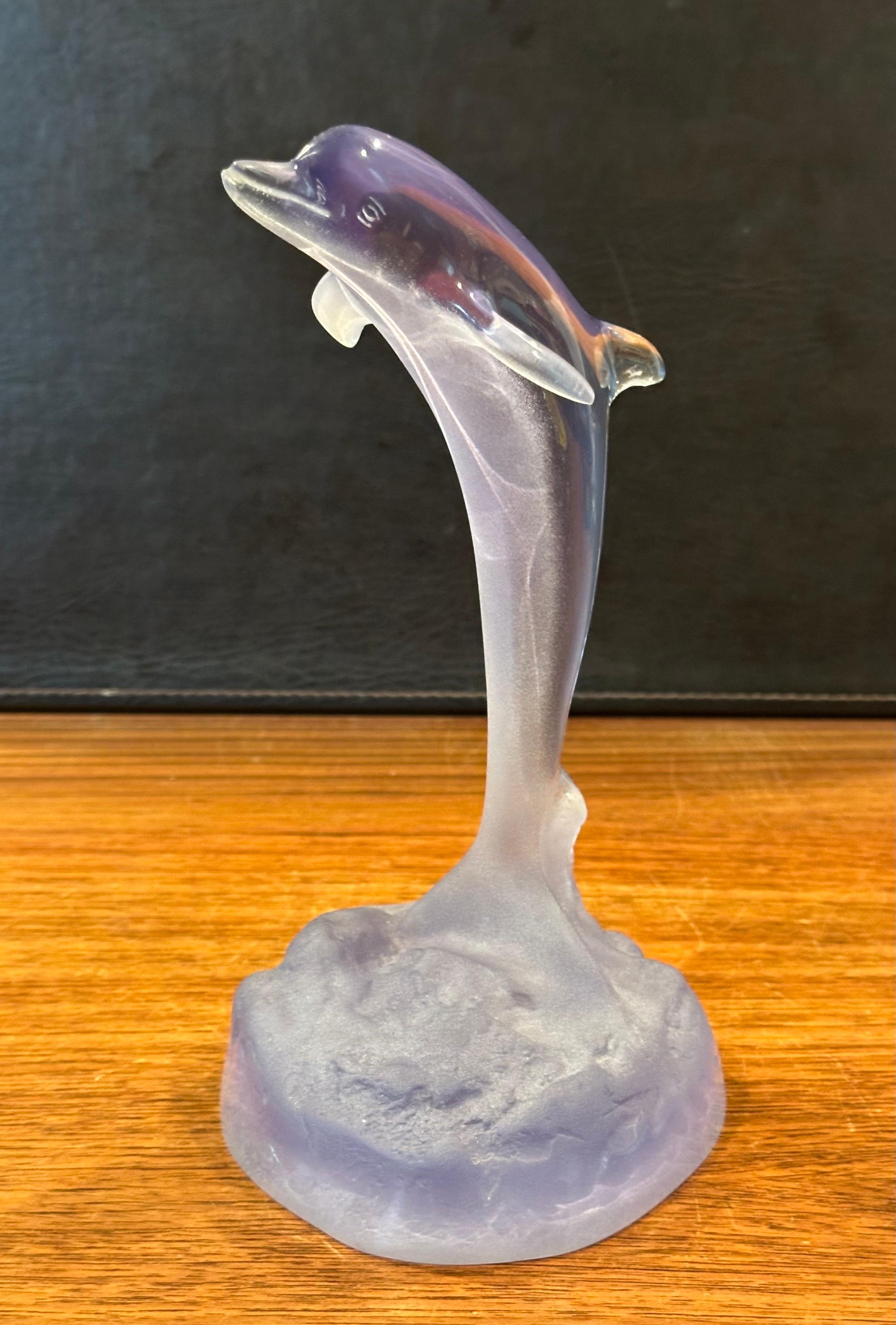 Scultura di delfino in acrilico viola traslucido vintage di Robert Wyland 1990 In condizioni buone in vendita a San Diego, CA