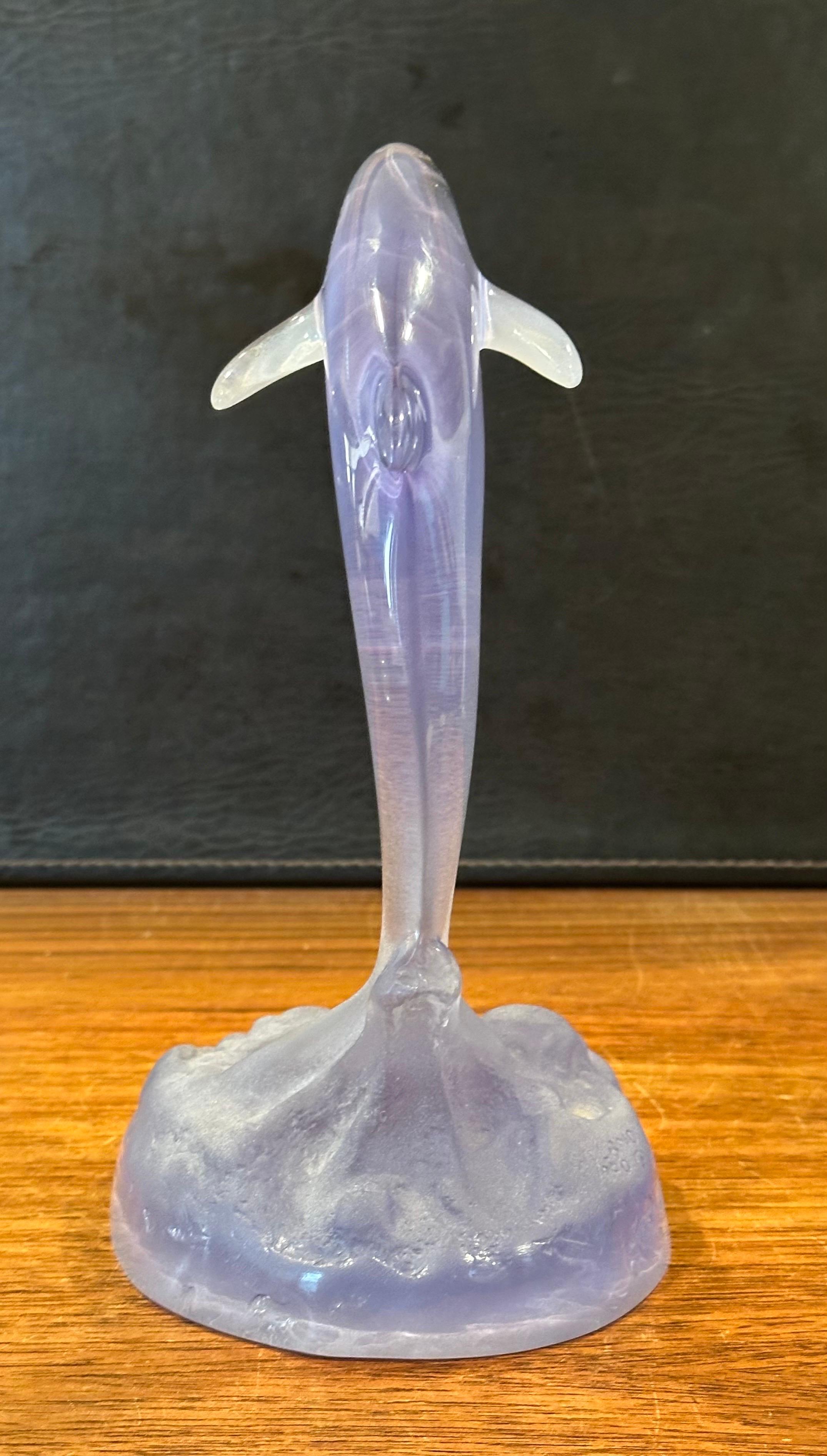 XX secolo Scultura di delfino in acrilico viola traslucido vintage di Robert Wyland 1990 in vendita