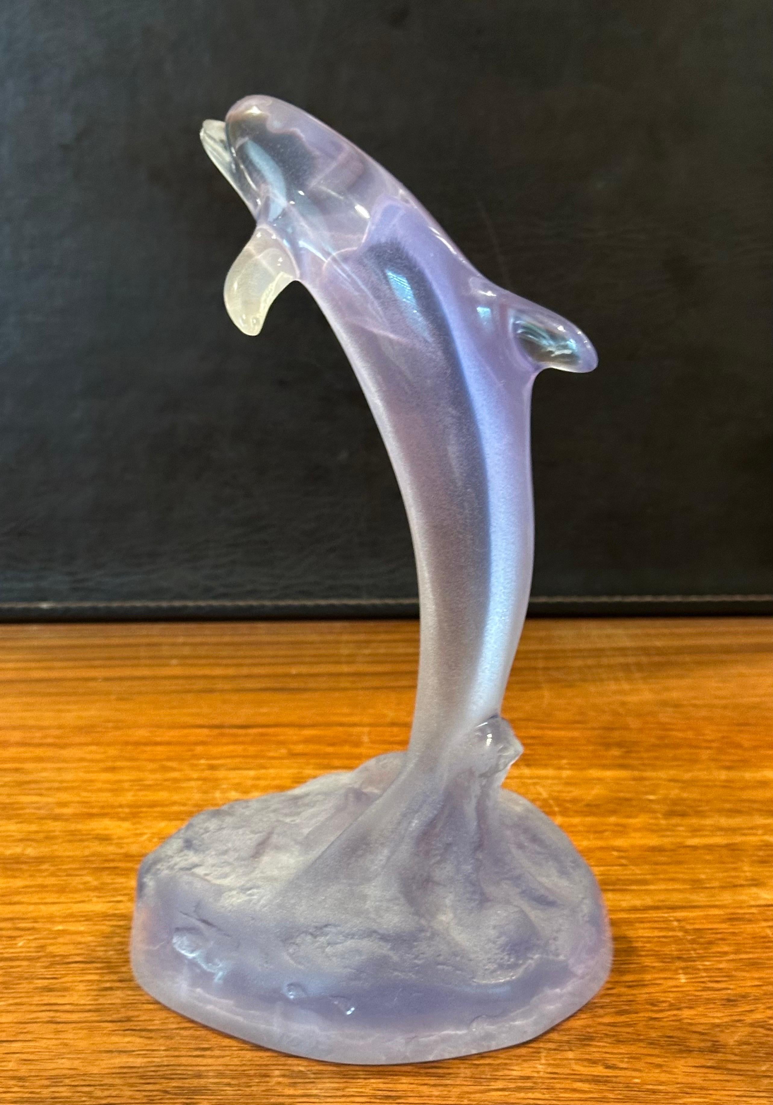 Acrilico Scultura di delfino in acrilico viola traslucido vintage di Robert Wyland 1990 in vendita