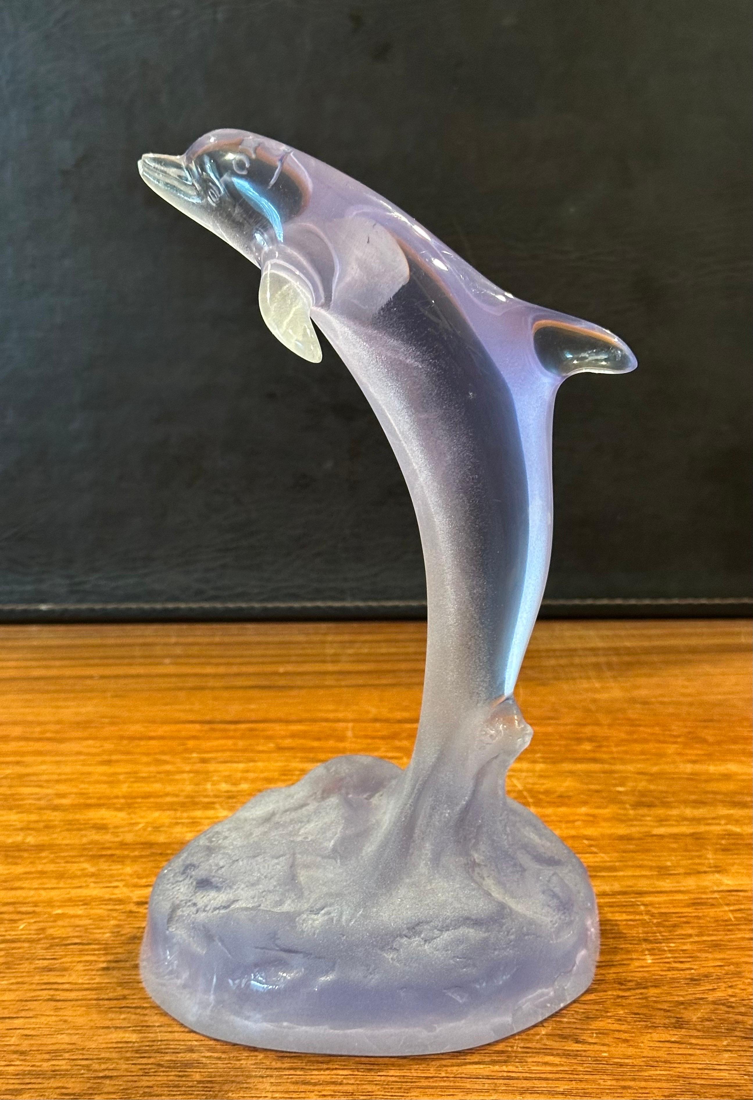 Scultura di delfino in acrilico viola traslucido vintage di Robert Wyland 1990 in vendita 1