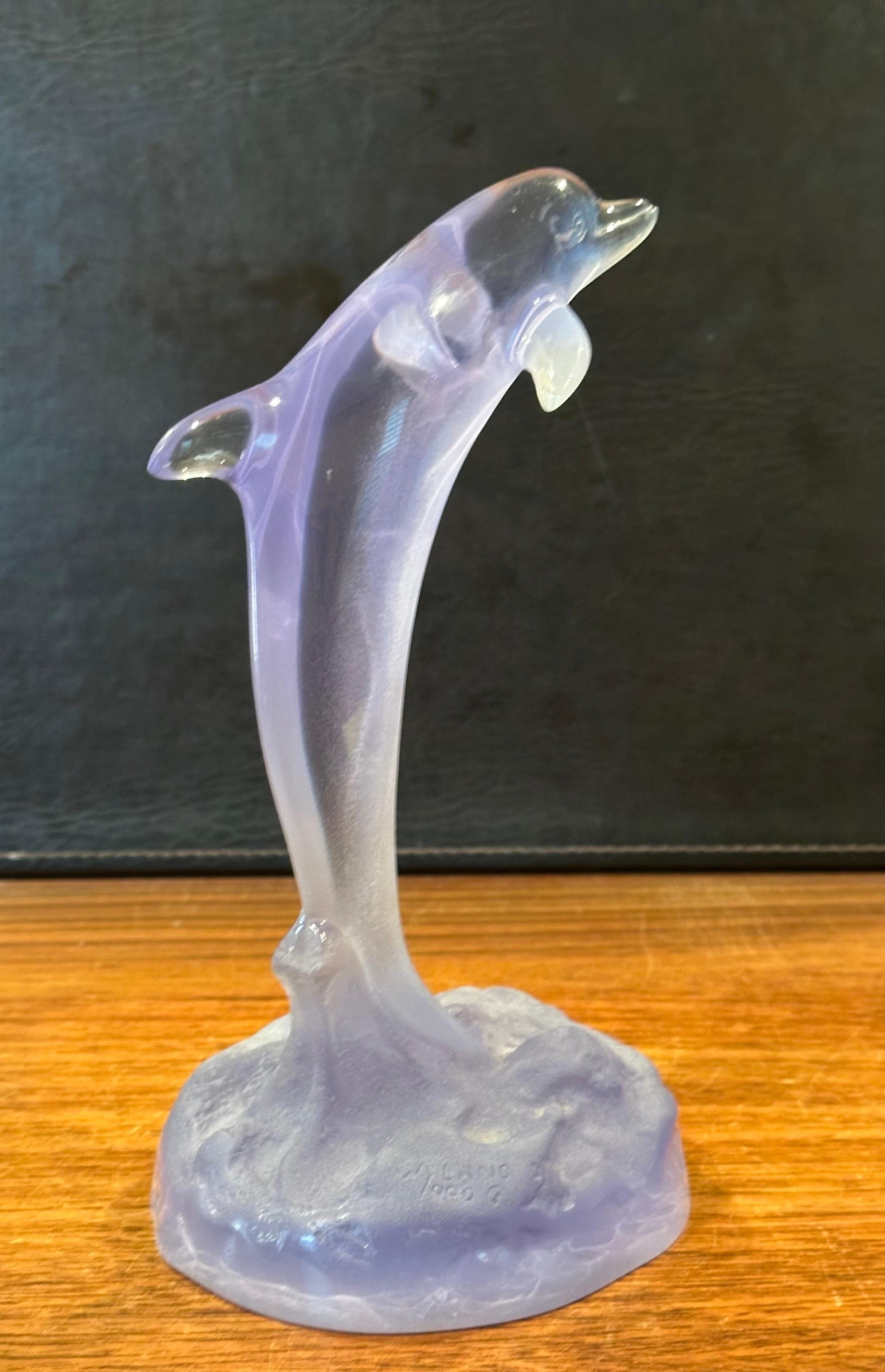 Scultura di delfino in acrilico viola traslucido vintage di Robert Wyland 1990 in vendita 2