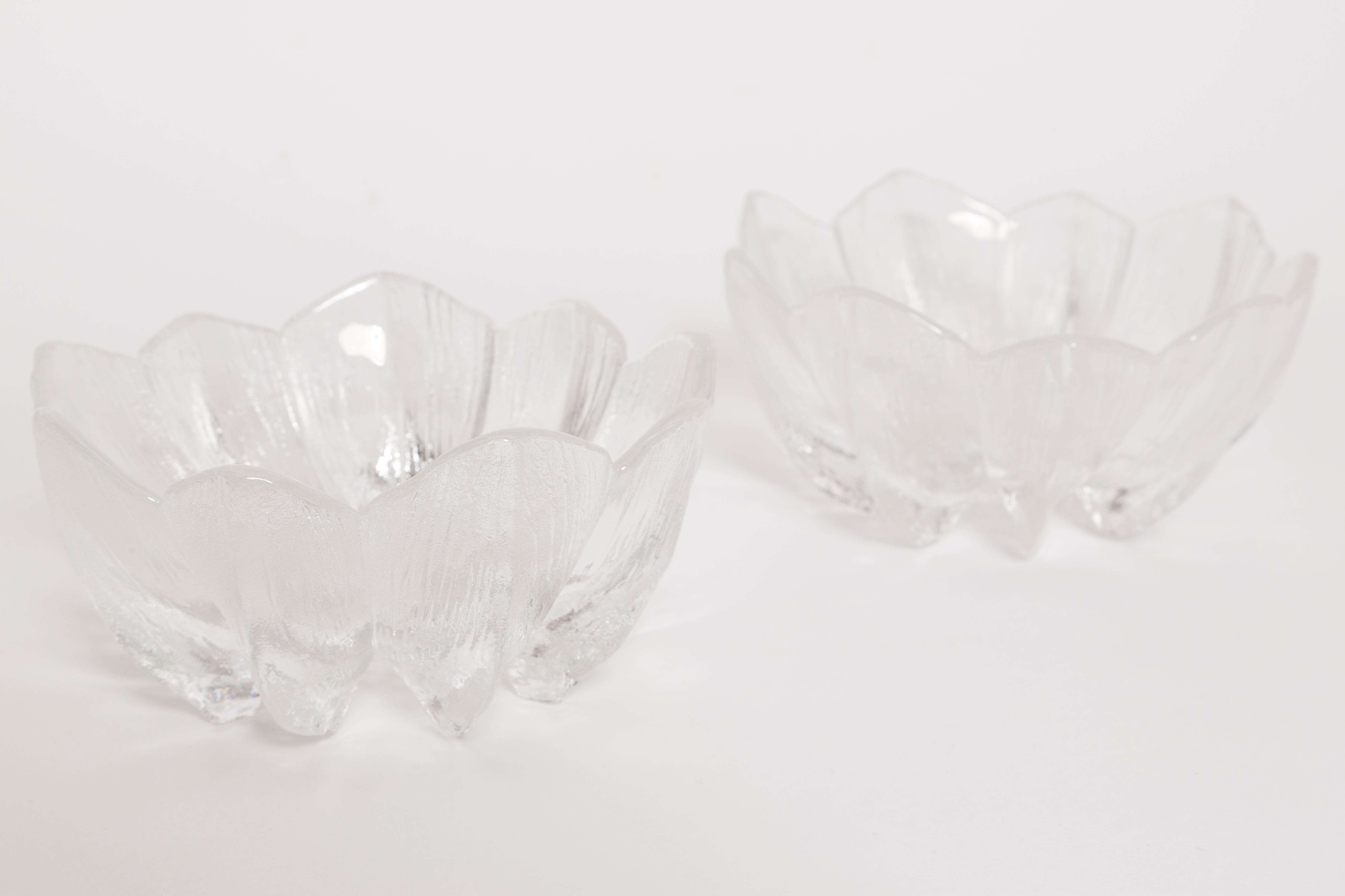 Paire de bols décoratifs transparents en forme de panier conçus par Jan Sylwester Drost dans les années 1960, en provenance de Pologne. Les bols sont en très bon état vintage, sans dommages ni fissures. Verre original. Une belle pièce pour chaque