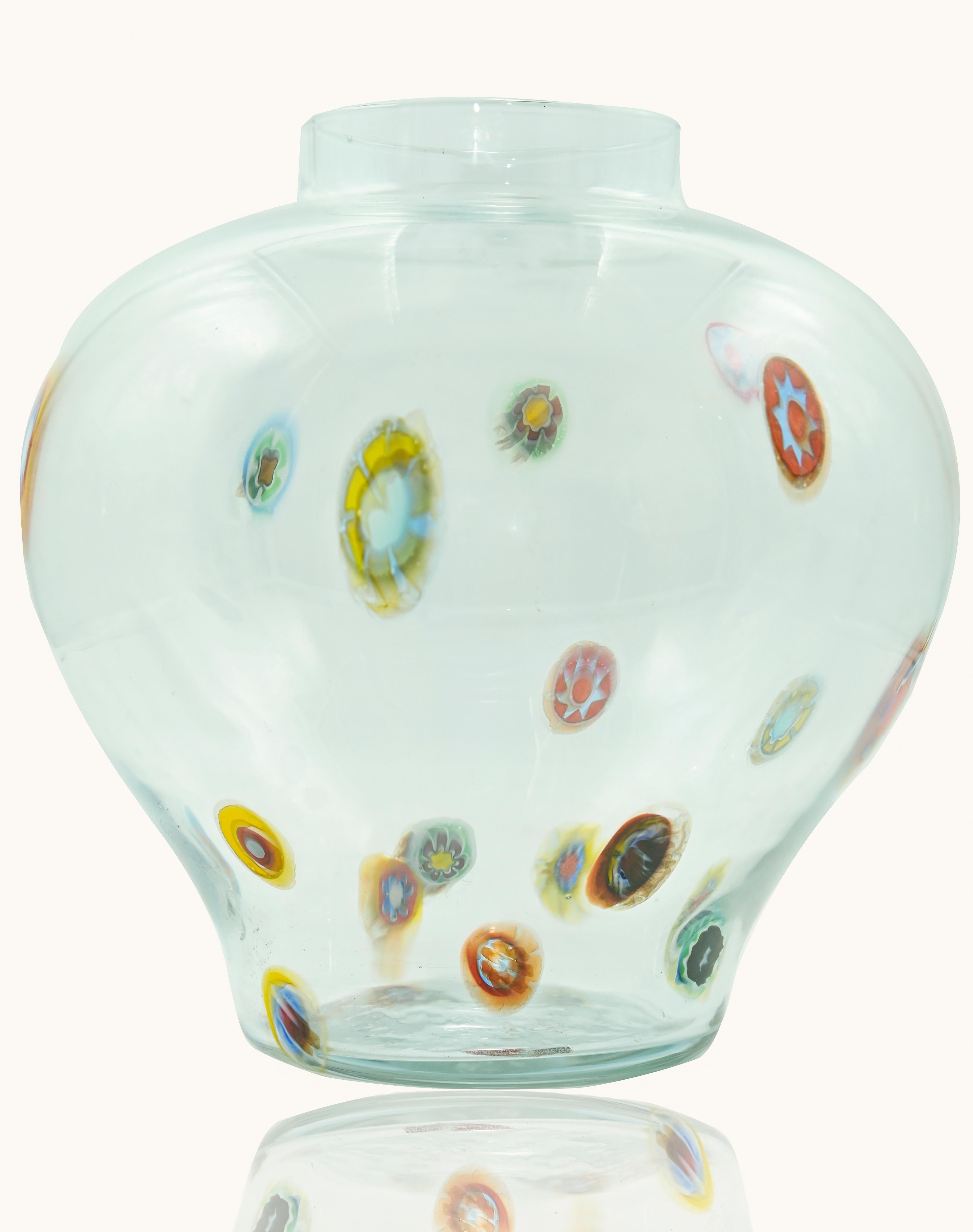 Il vaso vintage in vetro di Murano trasparente è un vaso molto raro realizzato da una manifattura italiana negli anni Trenta.

Un vaso in vetro di Murano bianco con bellissimi inserti colorati. 
Condizioni molto buone.

Questo oggetto viene