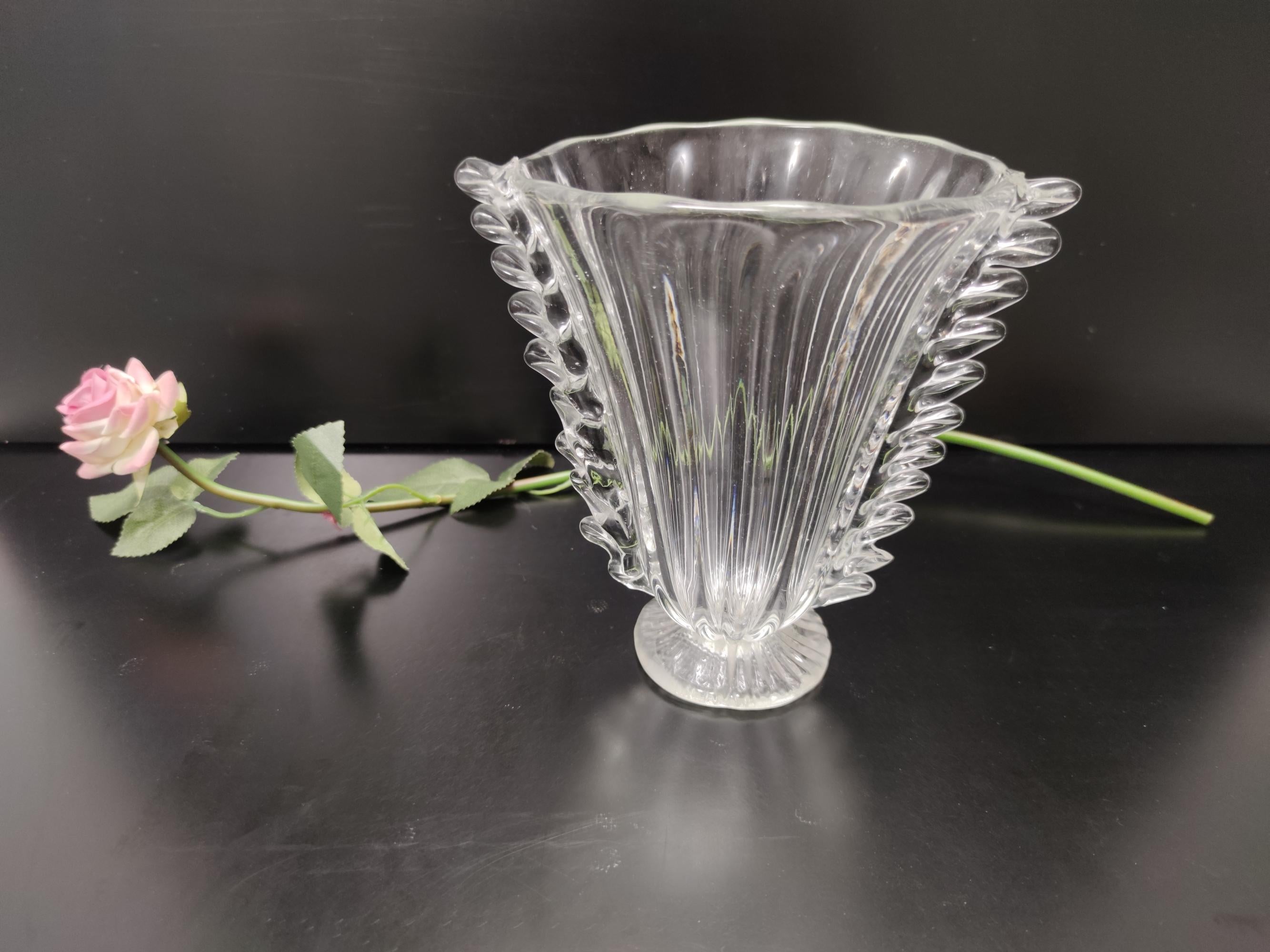 Fabriqué en Italie, années 1930-1940. 
Ce vase est fabriqué en verre de Murano soufflé à la main.
Il s'agit d'un article vintage, qui peut donc présenter de légères traces d'utilisation, mais qui peut être considéré comme étant en excellent état