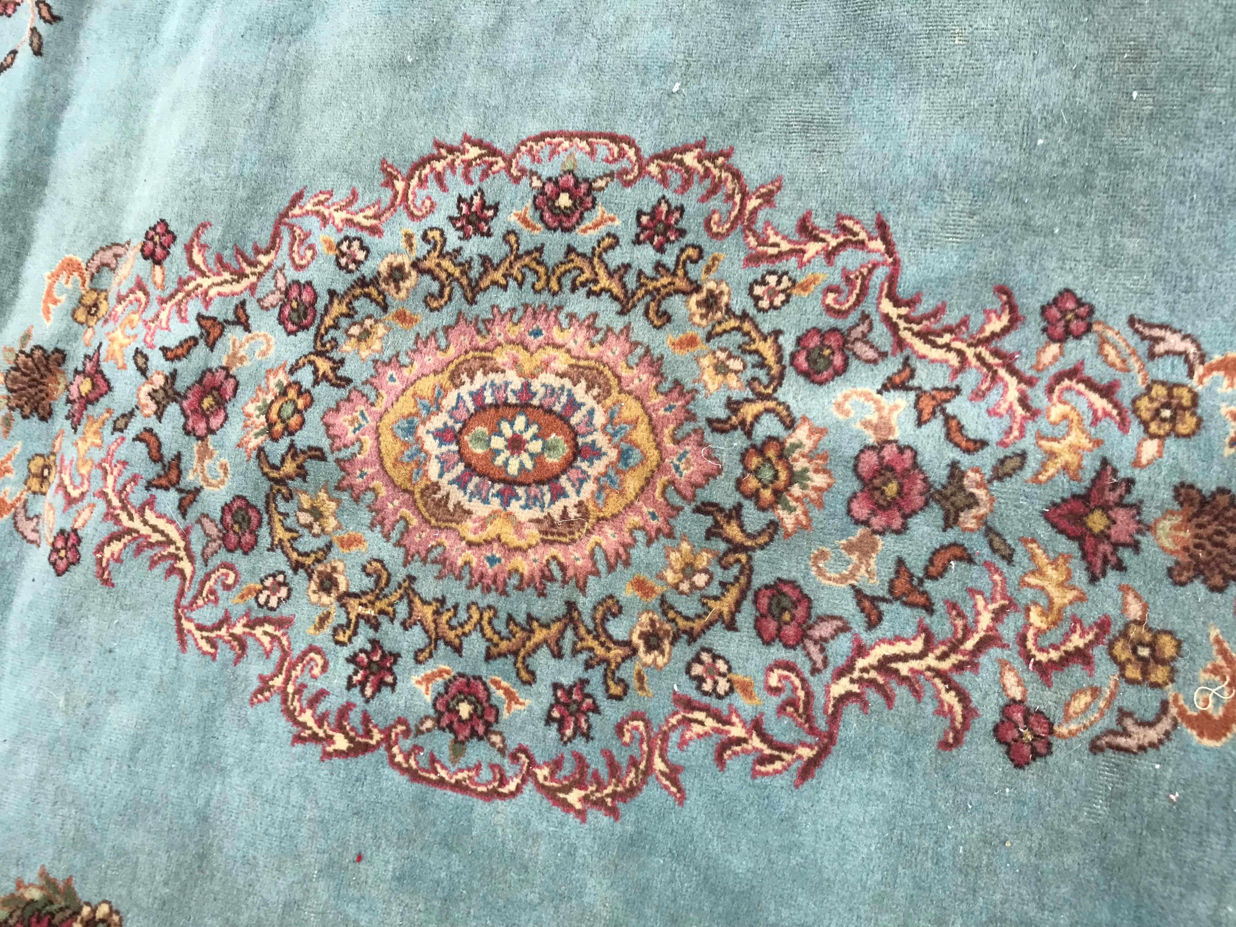 Schöner siebenbürgischer Teppich aus dem 20. Jahrhundert mit schönen Mustern und blauen Feldfarben, sehr dekorativ, komplett handgeknüpft mit Wollsamt auf Baumwollgrund.

✨✨✨

