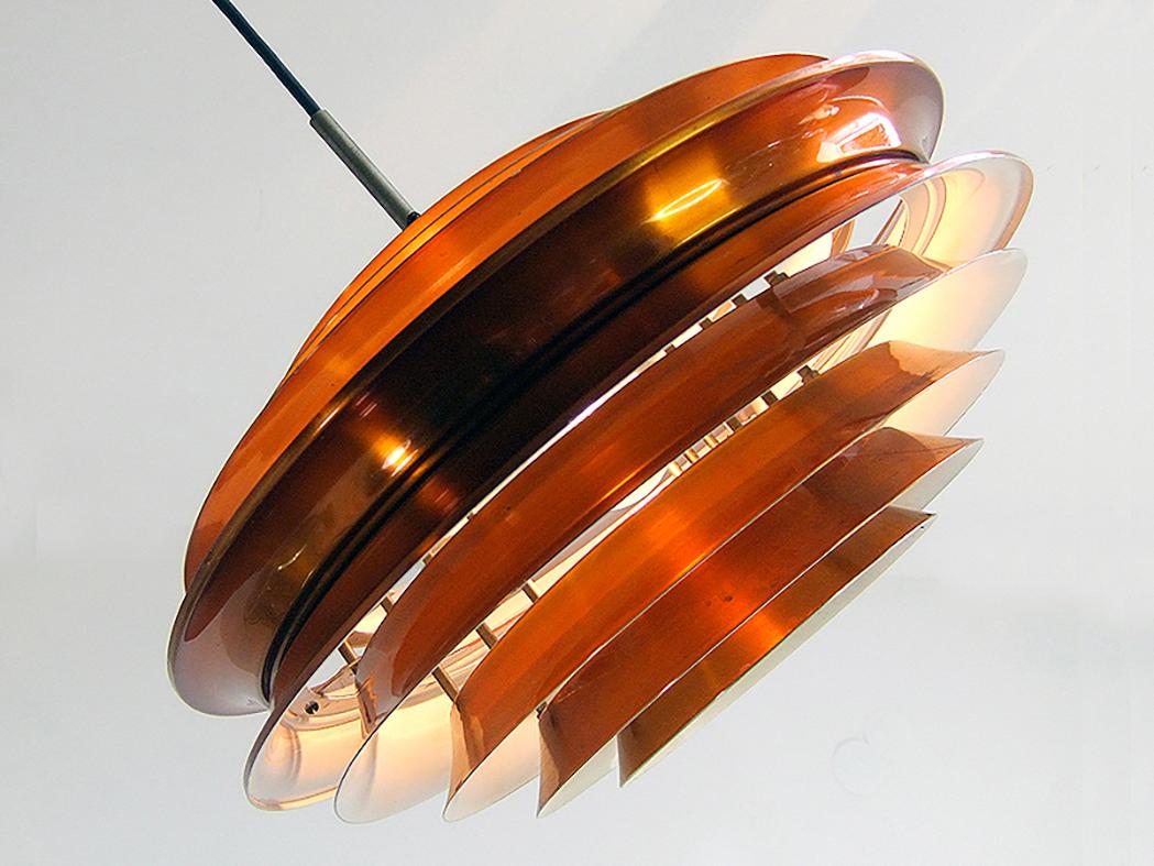 Elégante suspension de plafond de style mid-century avec des abat-jour en aluminium cuivré. Les lampes Trava sont caractérisées par une lumière douce, chaude, diffuse et multicolore. 

Fabriqué par Granhaga Metallindustri, Scandinavie, Suède dans
