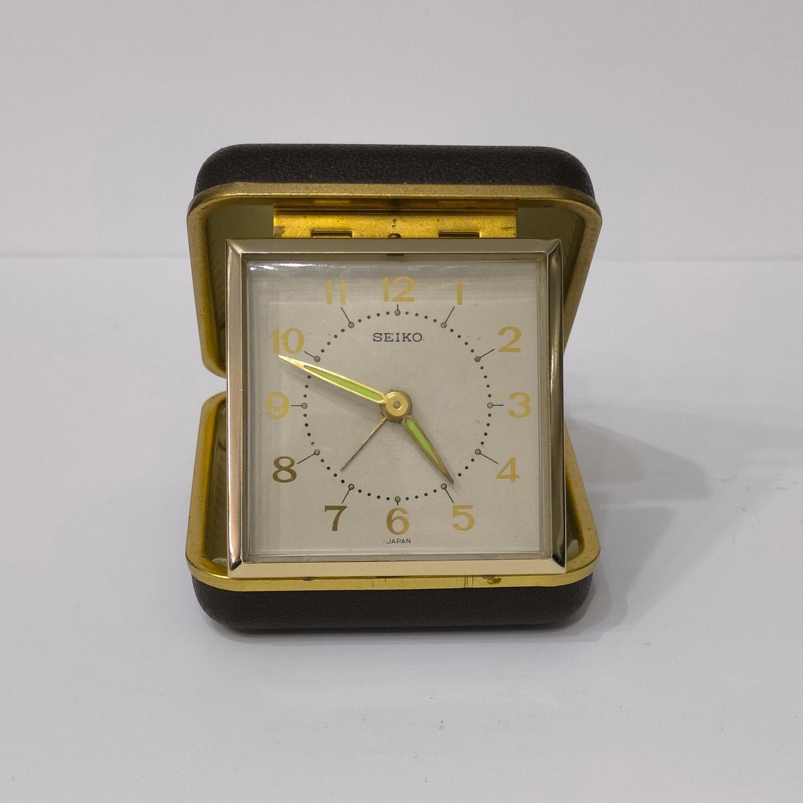 Horloge de voyage Seiko, années 1970, laiton avec housse en faux cuir en vente 3