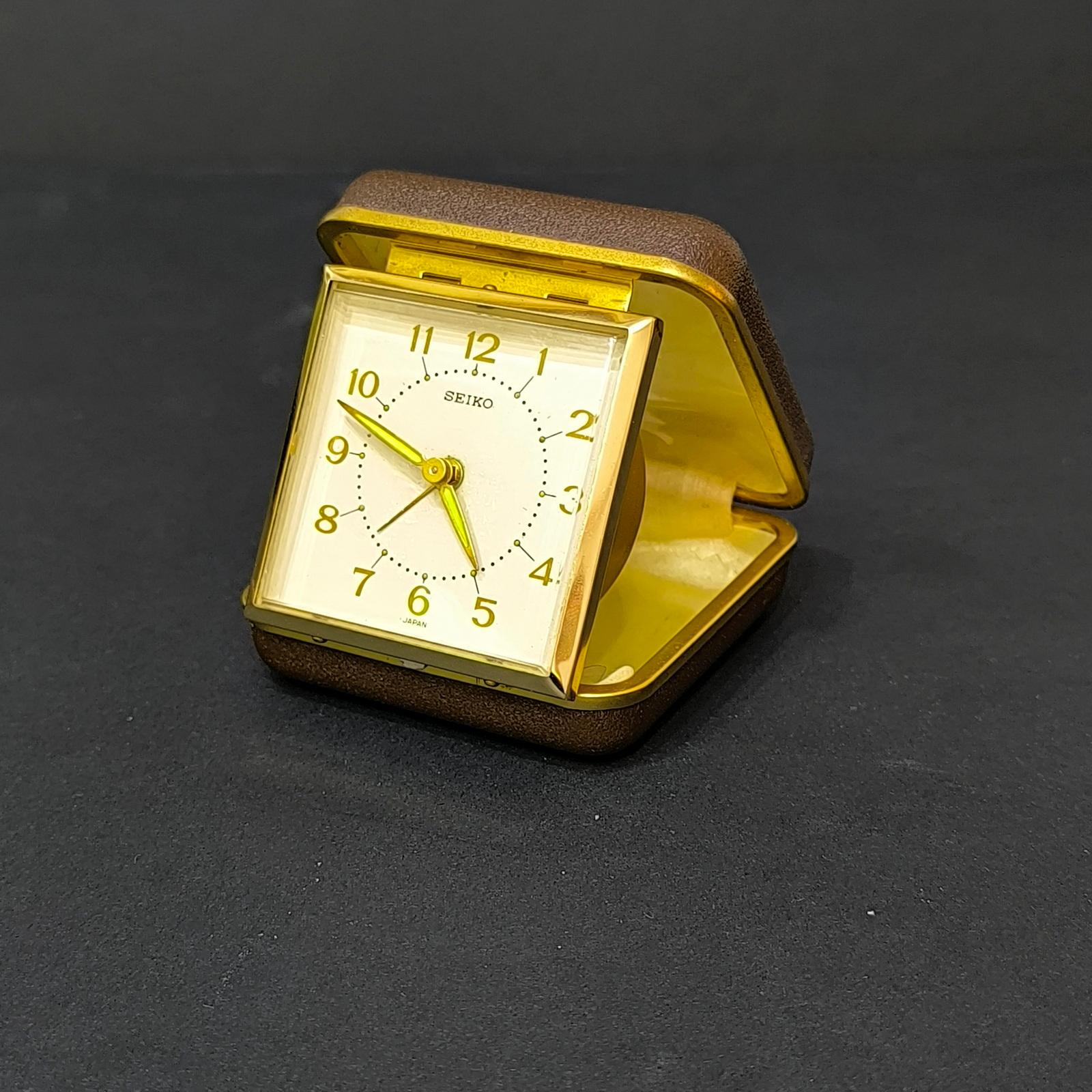 Ce réveil vintage de la marque Seiko est un ajout remarquable à toute collection d'horloges. Dotée d'un mouvement mécanique fiable, cette horloge nécessite d'être remontée pour fonctionner, offrant une expérience vintage authentique. 
Fabriquée au