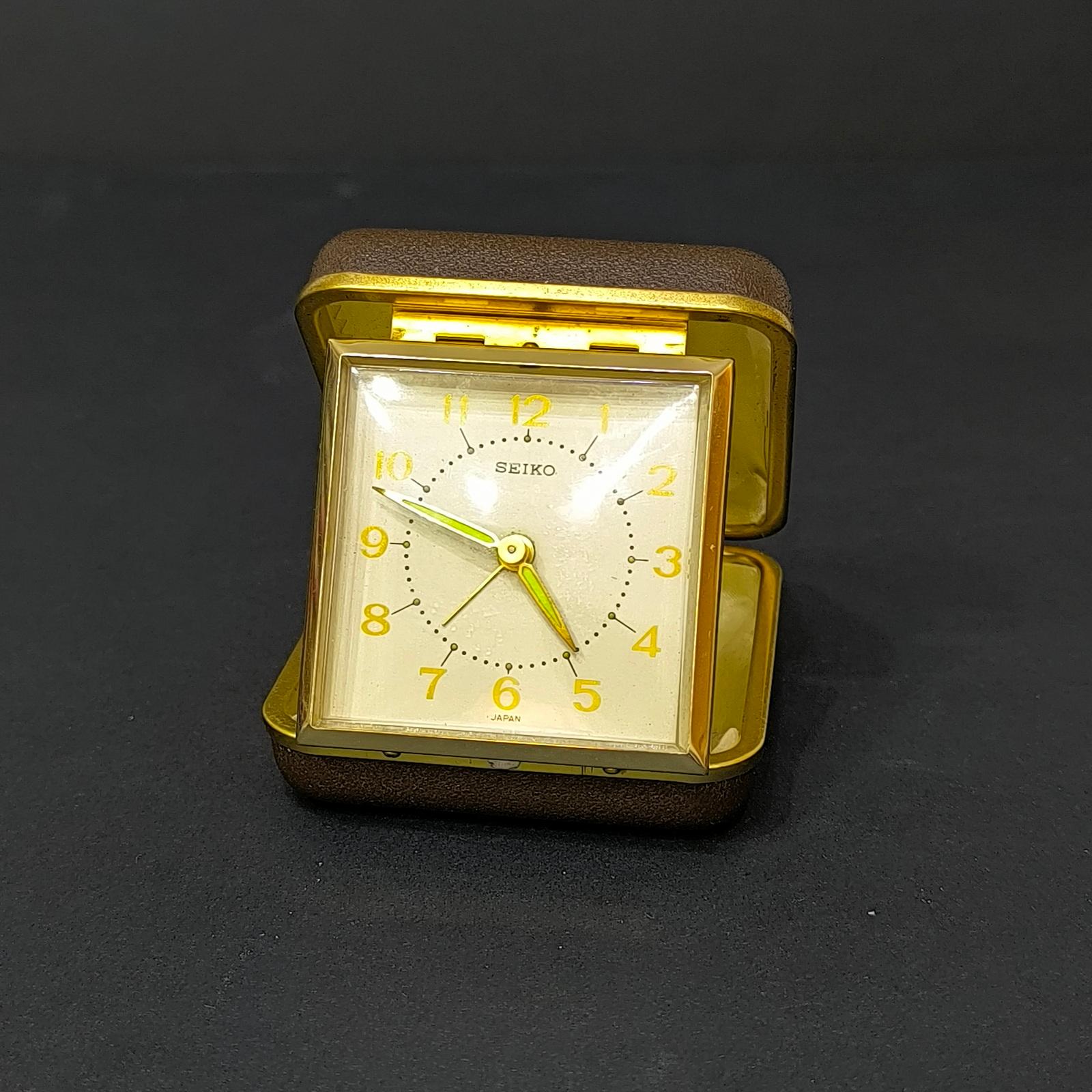 Mid-Century Modern Horloge de voyage Seiko, années 1970, laiton avec housse en faux cuir en vente