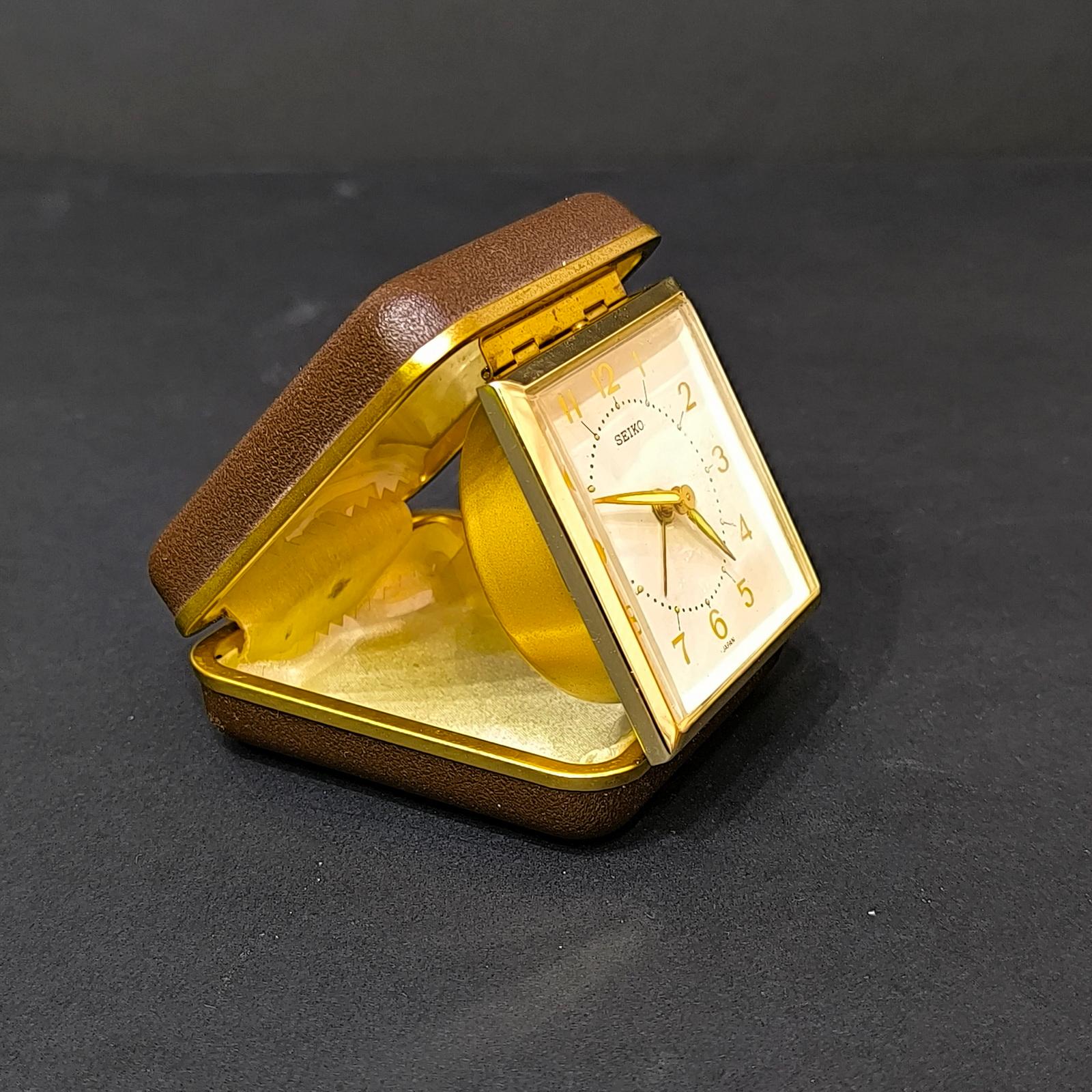 Japonais Horloge de voyage Seiko, années 1970, laiton avec housse en faux cuir en vente