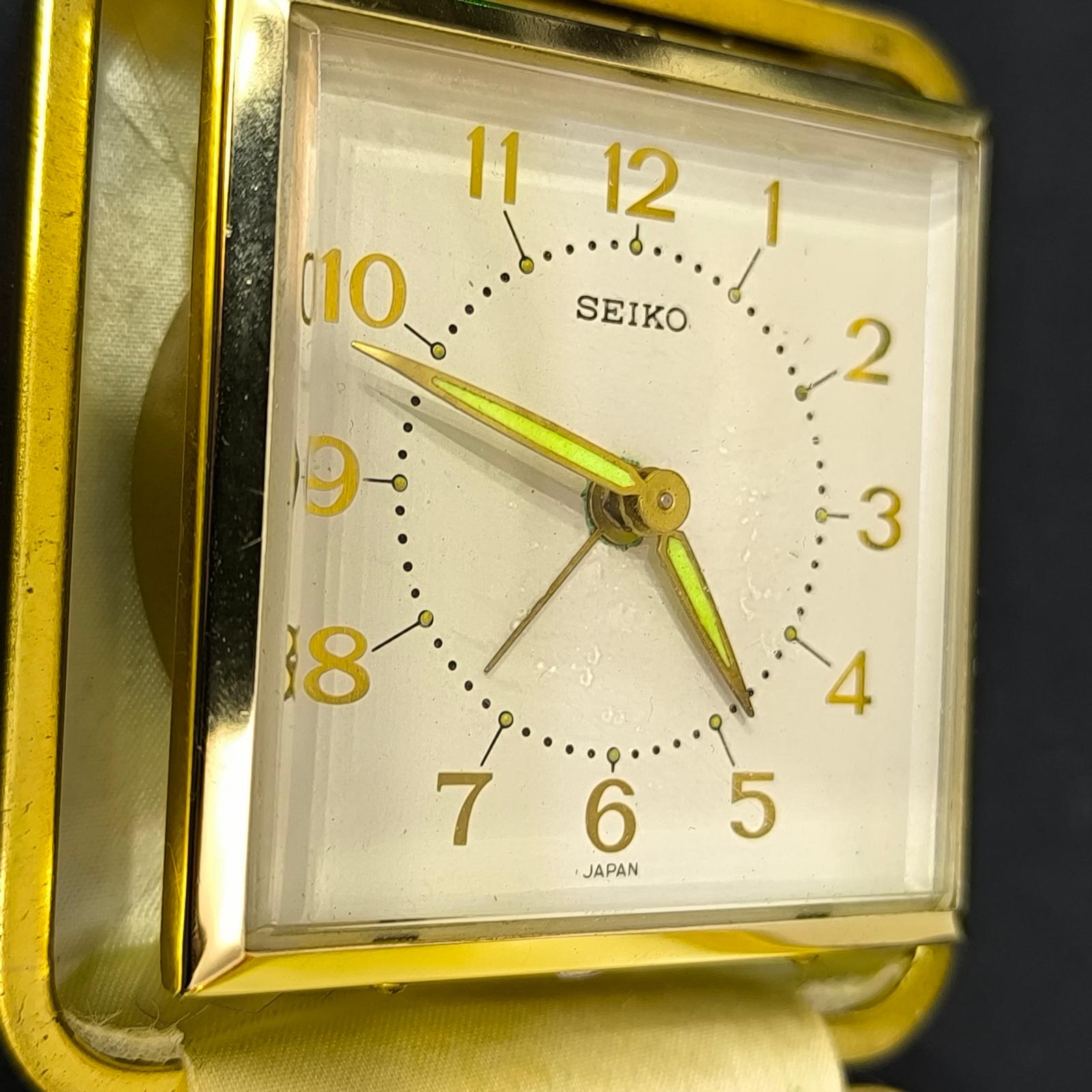 20ième siècle Horloge de voyage Seiko, années 1970, laiton avec housse en faux cuir en vente