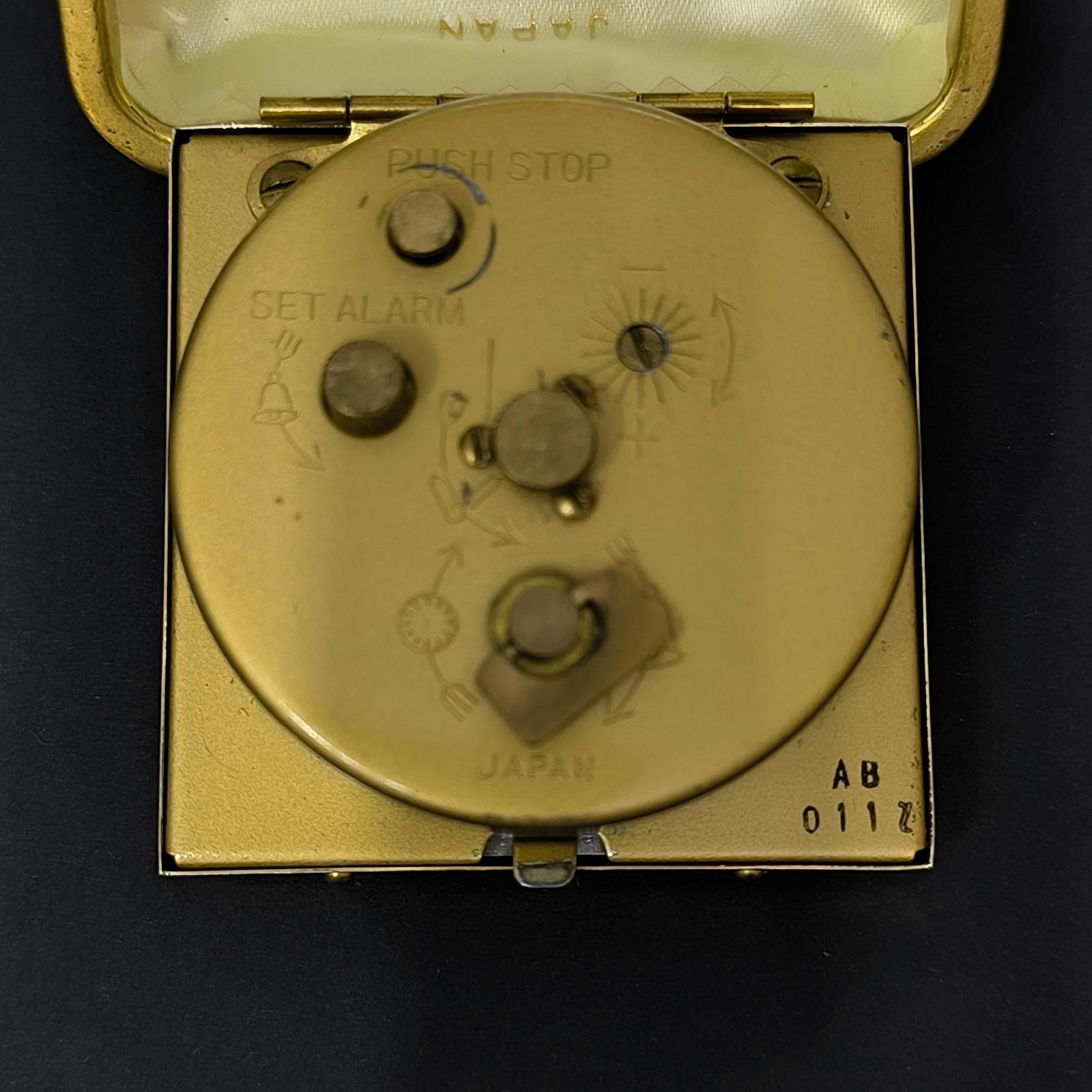 Métal Horloge de voyage Seiko, années 1970, laiton avec housse en faux cuir en vente