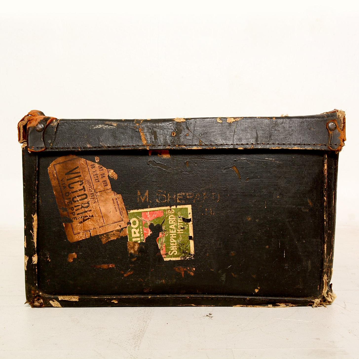 For your consideration a distressed travel case in black canvas and leather accent/ handles. 

It has some serial numbers on the back: 18-291.
On the sides have the print: 