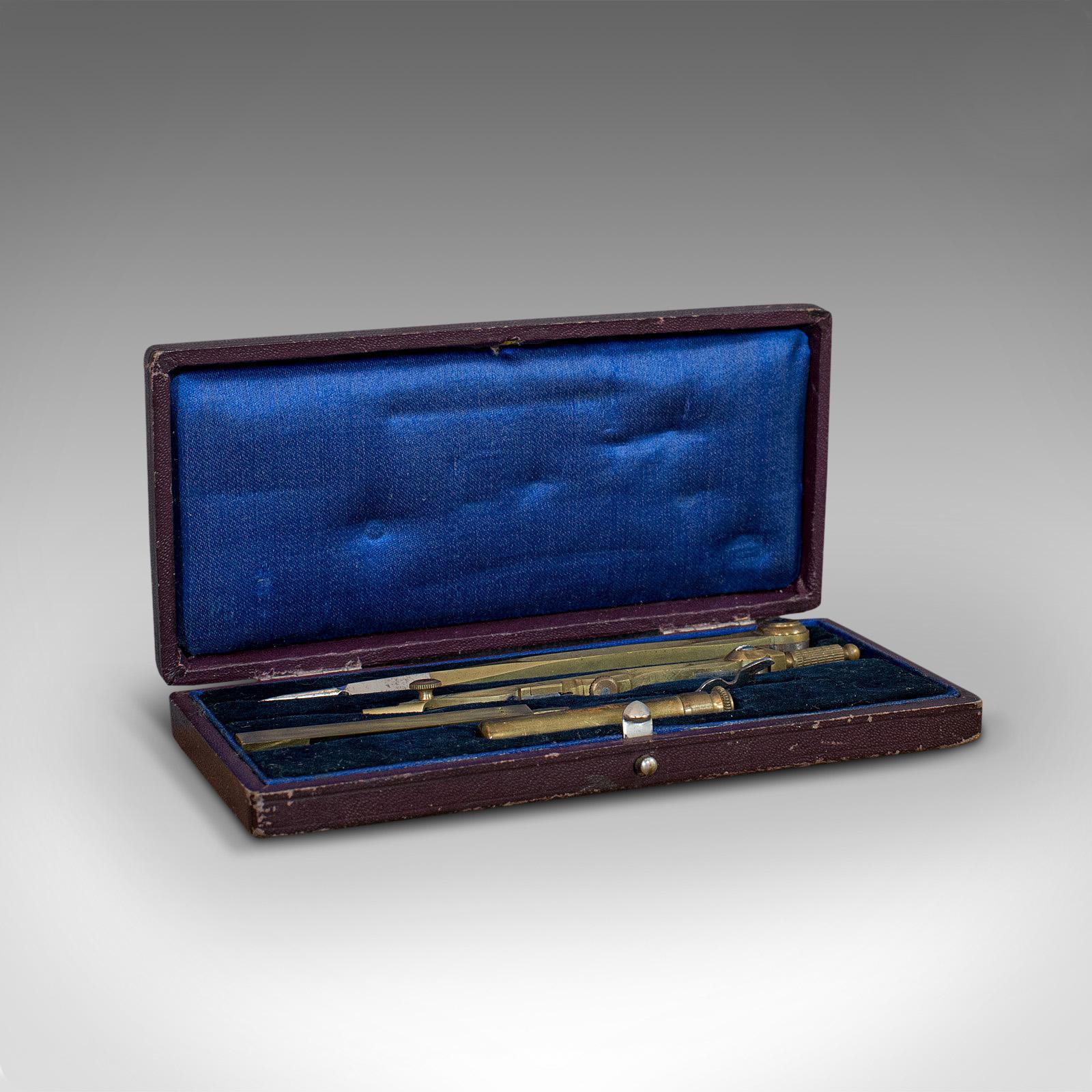 This is a vintage travelling cartographer's compass set. An English, brass drawing instrument case, dating to the early 20th century, circa 1930.

Useful travelling instruments
Displaying a desirable aged patina
Brass instruments in good order