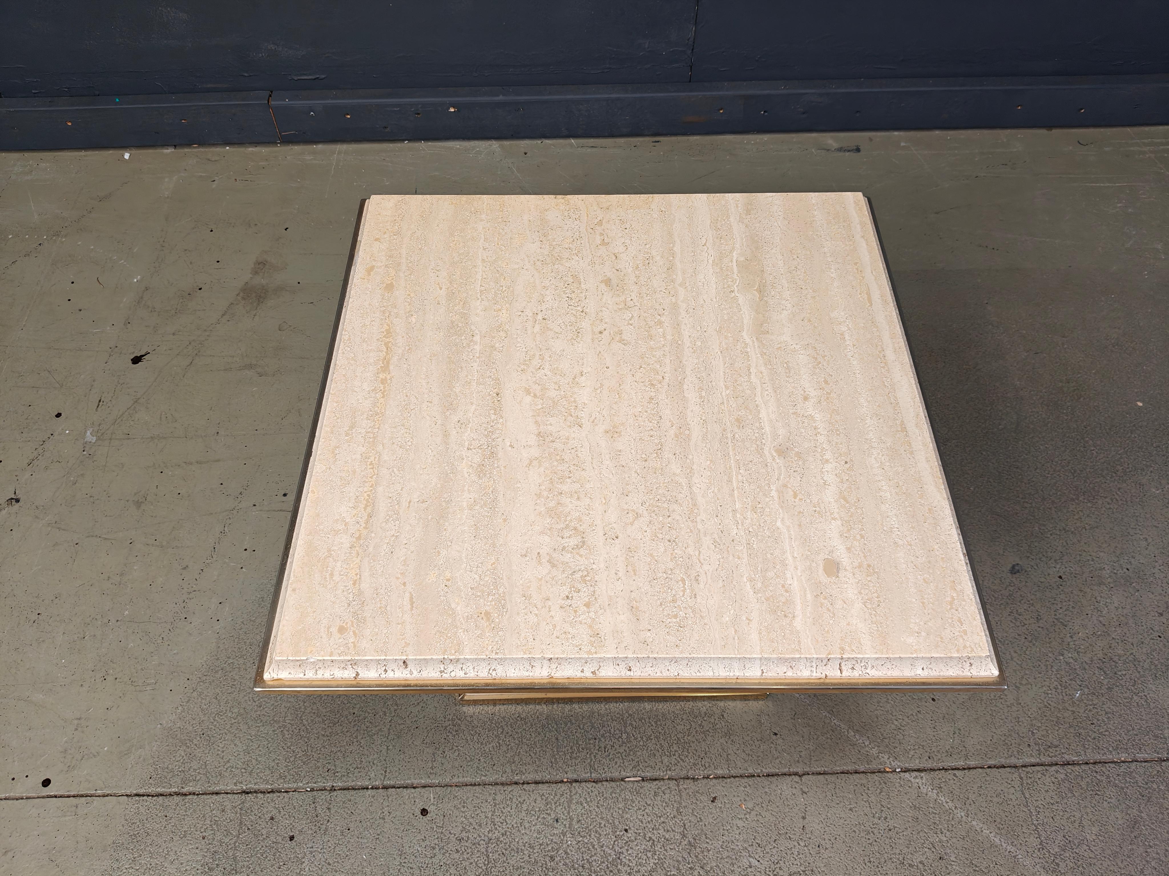 Table basse ou d'appoint carrée en travertin avec un bord en laiton par Fedam

La couleur naturelle de la pierre travertin s'intègre parfaitement à la plupart des intérieurs.

Bon état.

Années 1970 - Belgique

Dimensions
Hauteur : 38 cm
Largeur :