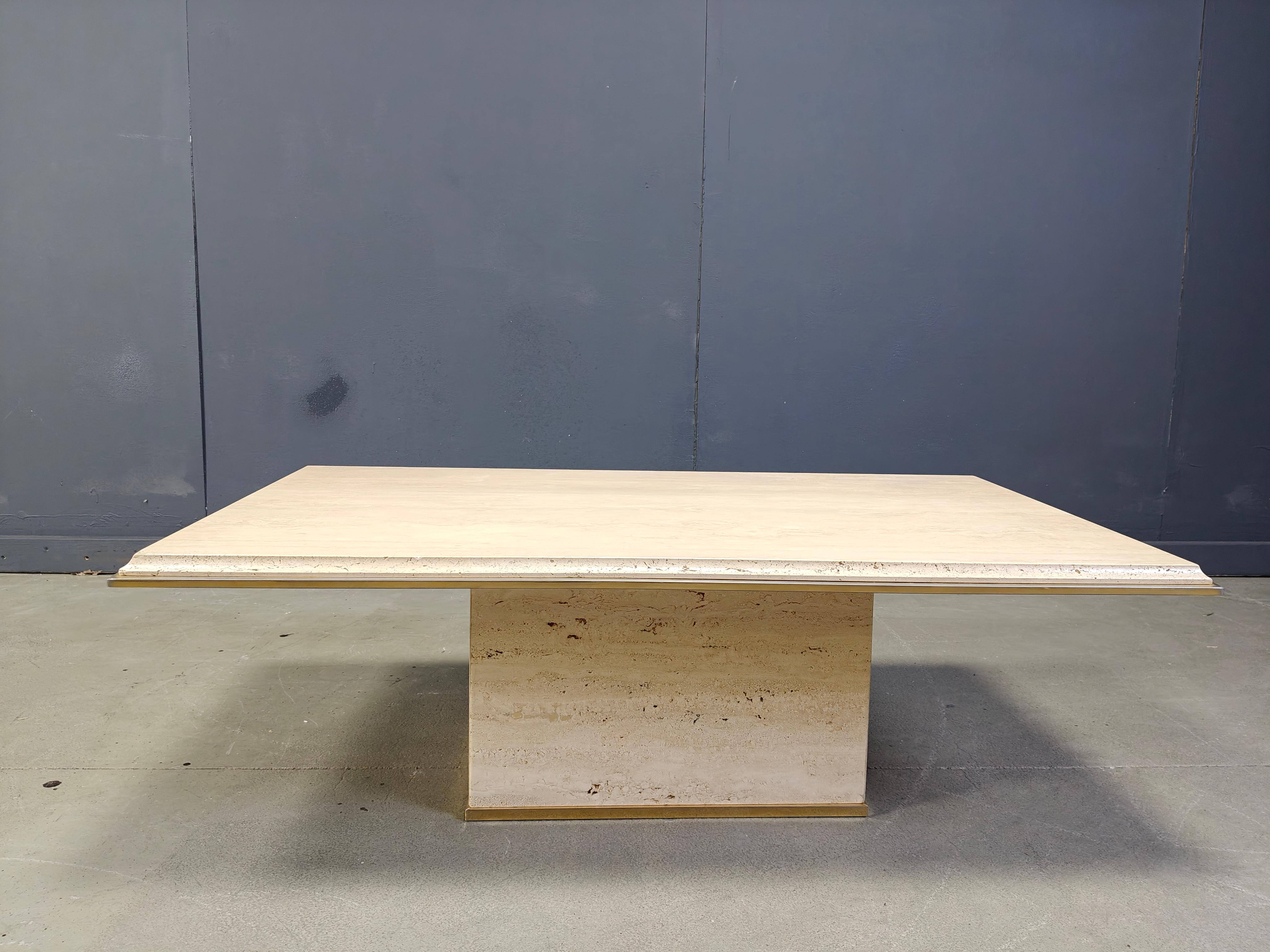 
Tavolino rettangolare in travertino con bordo in ottone di Fedam

Il colore del travertino naturale si adatta perfettamente alla maggior parte degli interni.

Buone condizioni.

anni '70 - Belgio

Dimensioni
Altezza: 38cm/14.96