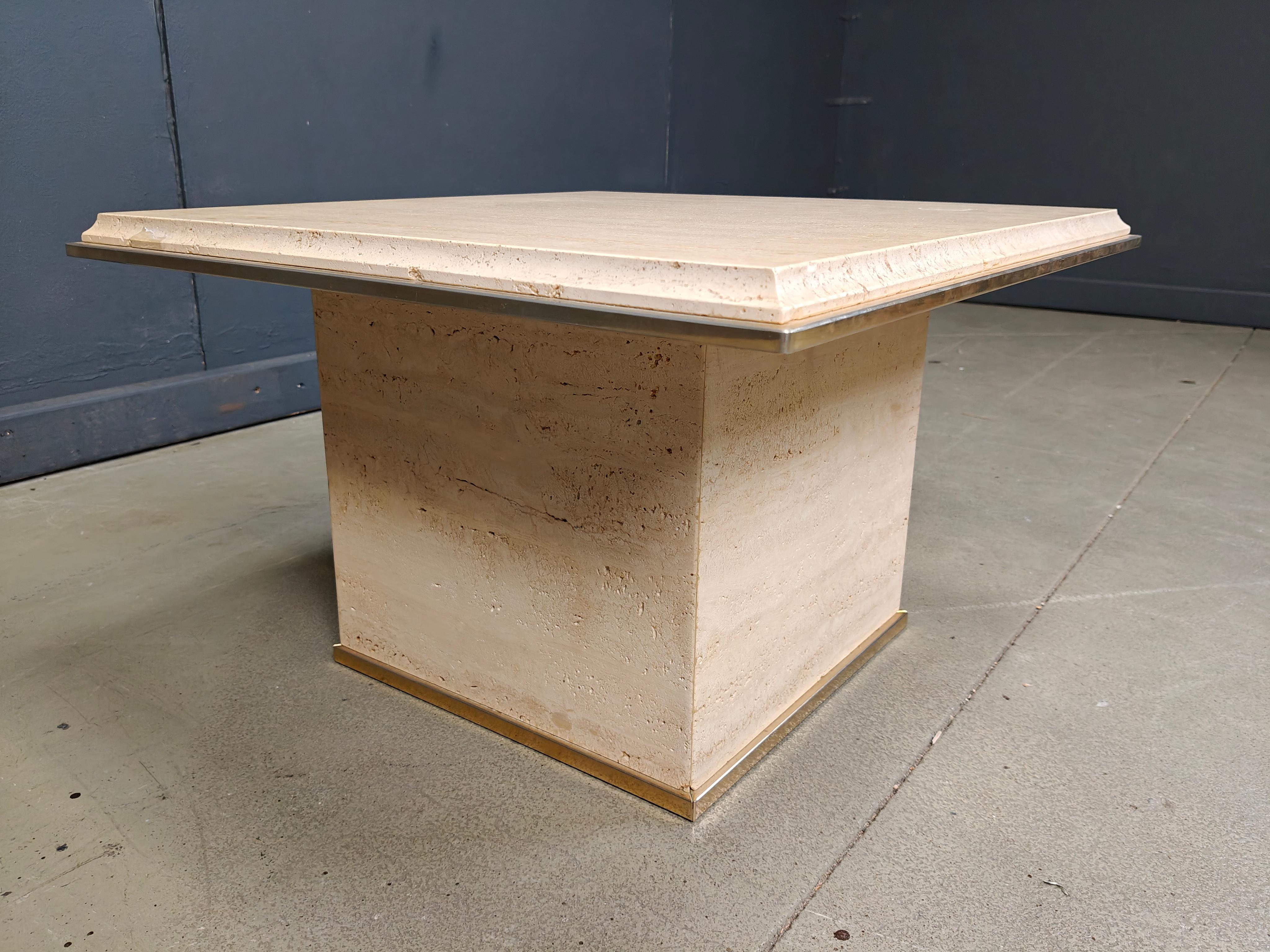 Belge Table basse vintage en travertin et laiton par Fedam, années 1970 en vente