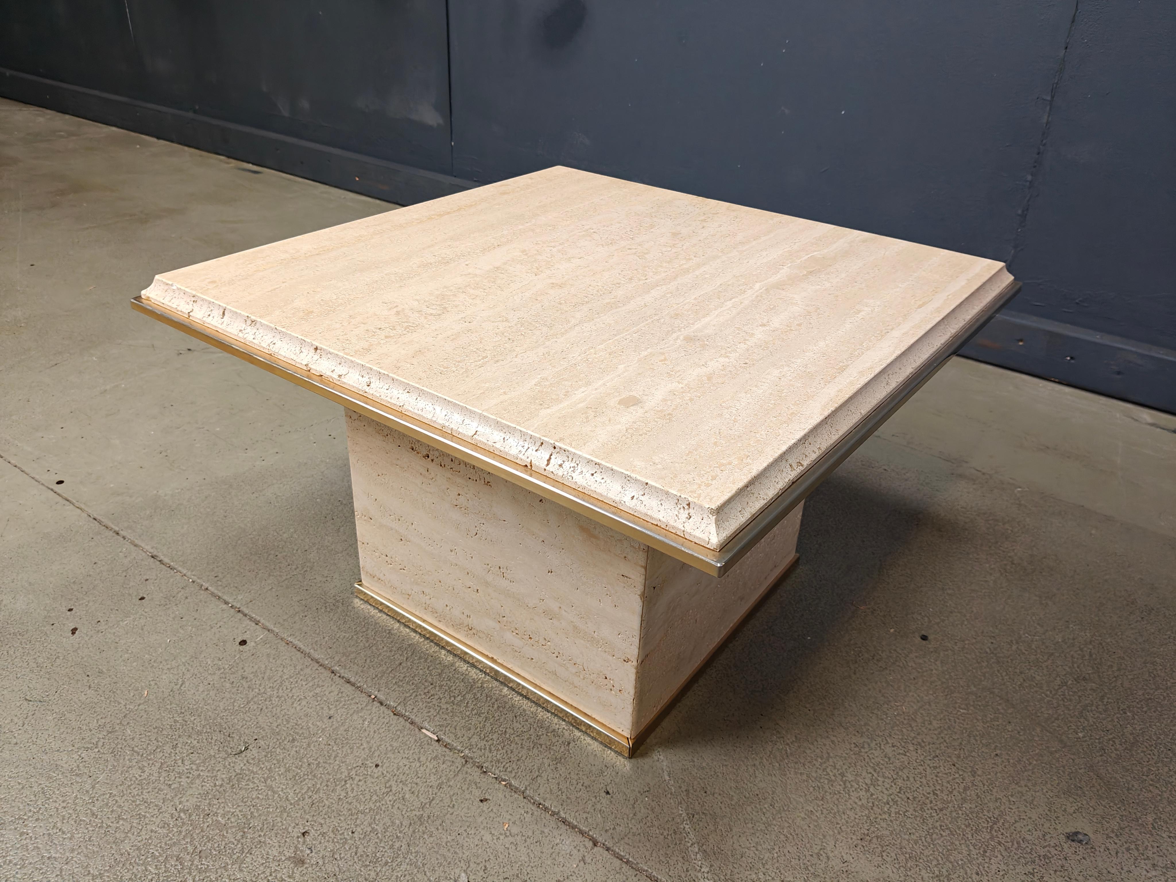 Laiton Table basse vintage en travertin et laiton par Fedam, années 1970 en vente