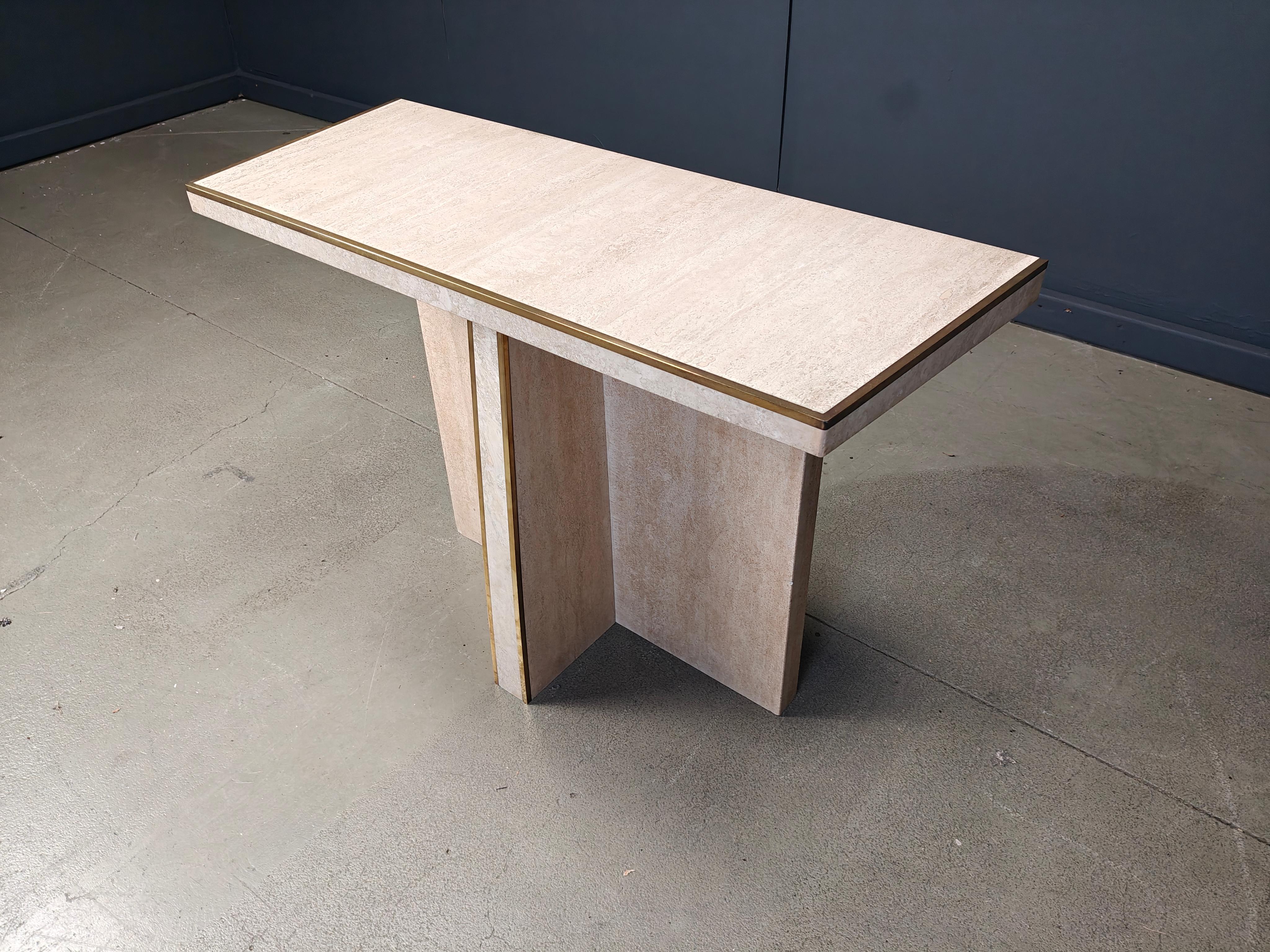 Elegante table console vintage en travertin et laiton .

Un beau look intemporel.

Bon état.

Années 1970 - Italie

Dimensions :
Hauteur : 71 cm
Largeur : 103 cm
Profondeur : 41cm

Réf. : 25093001

*Toutes les images font toujours partie de la