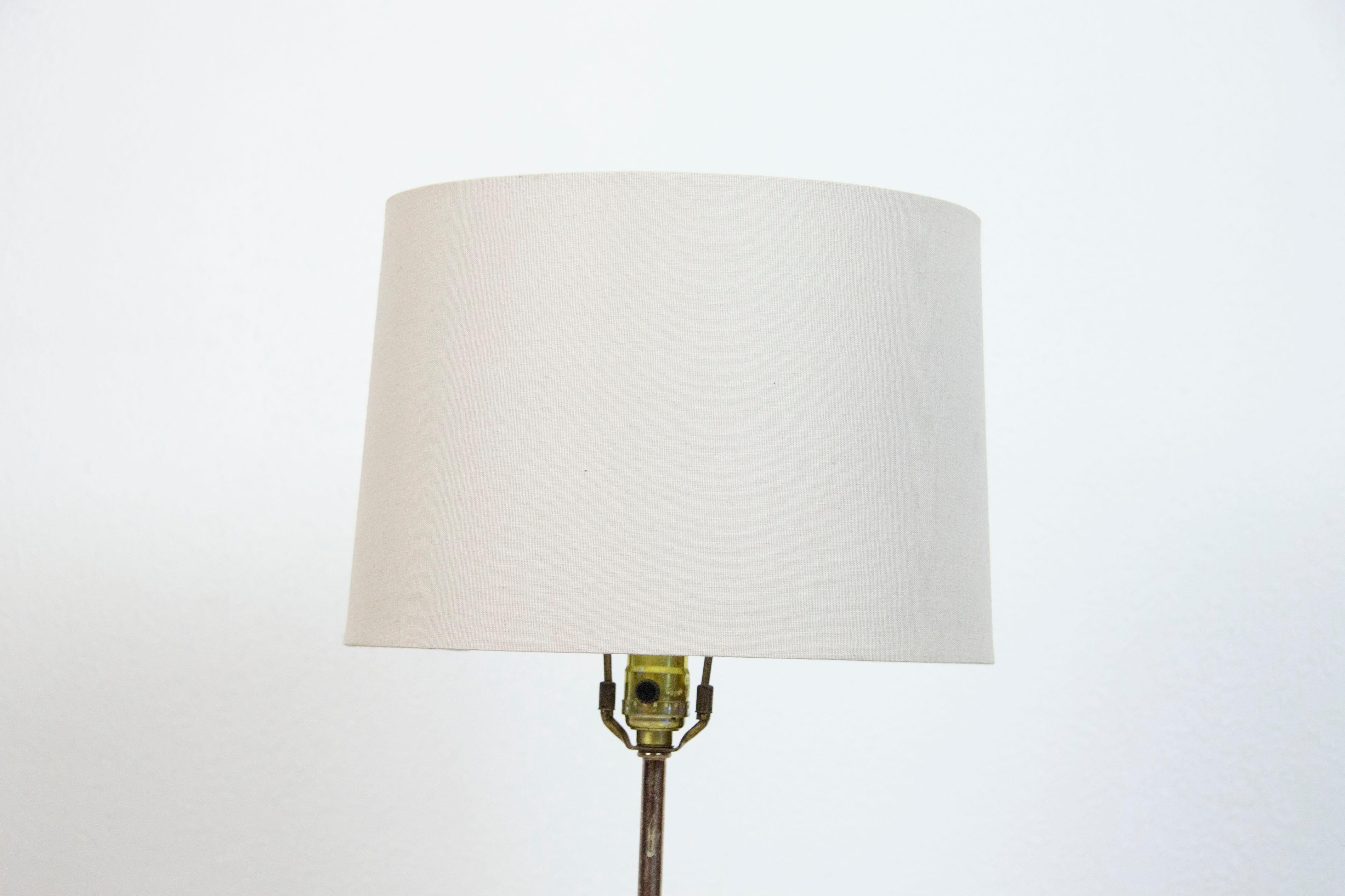 Mid-Century Modern Lampe de bureau vintage en travertin et laiton en vente