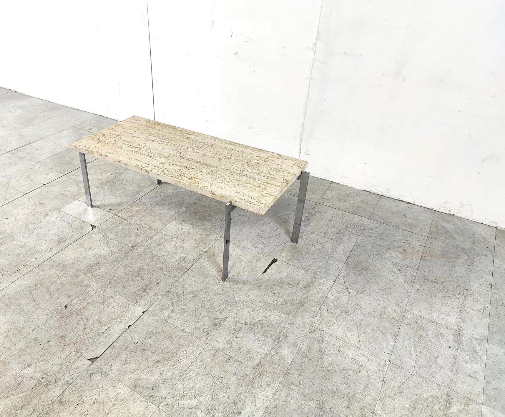 Zeitloser Couchtisch aus Travertin mit verchromtem Fuß.

Schöner rauer Travertinstein.

Sehr guter Zustand.

1970er Jahre - Italien

Höhe: 45cm
Breite: 120cm
Tiefe: 60cm

Ref.: 652411