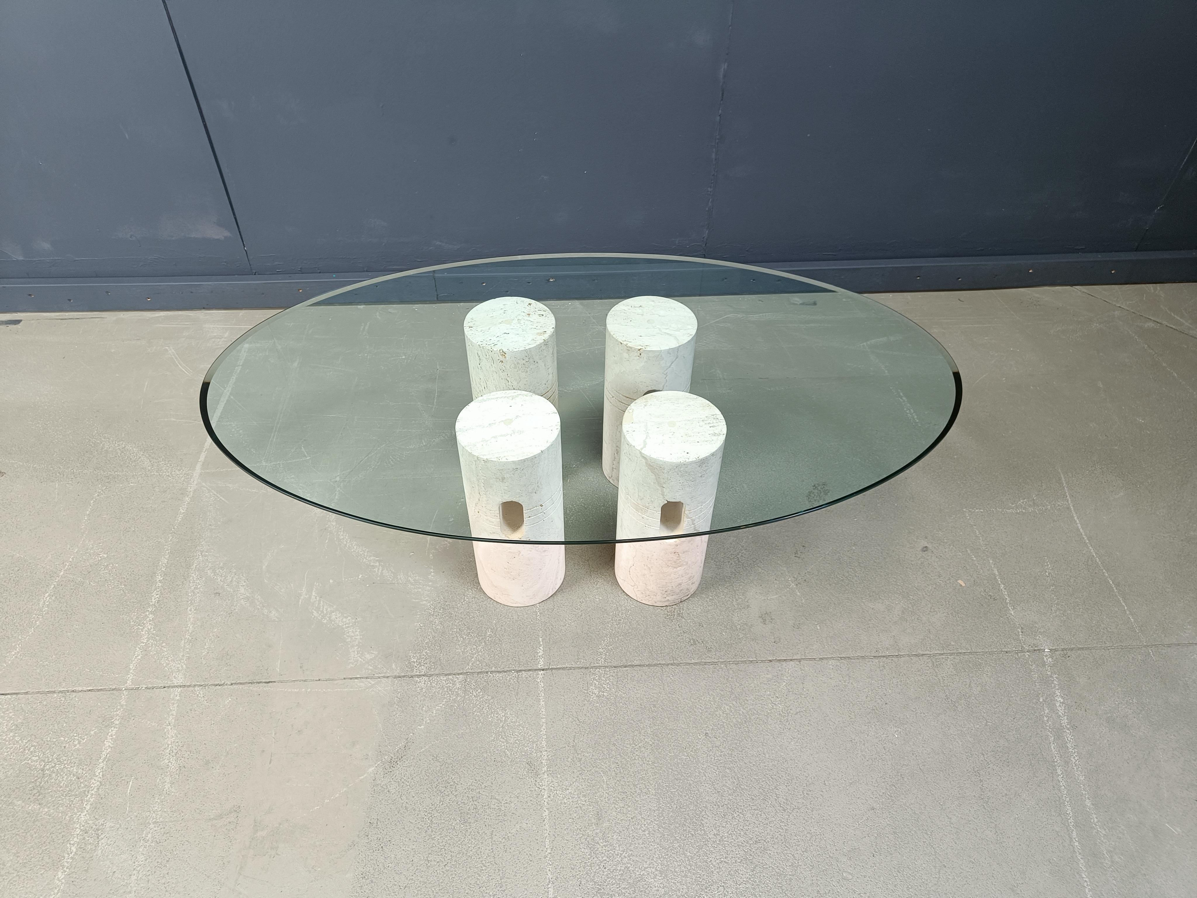 Vintage Couchtisch bestehend aus 4 Travertin-Säulen und einer ovalen Klarglasplatte. 

Ein zeitloses und sehr attraktives Stück.

1970er Jahre - Italien

Guter Zustand

Abmessungen
Höhe: 42cm
Breite: 135 cm
Tiefe: 80cm

Ref.: 25041713

*Alle Bilder