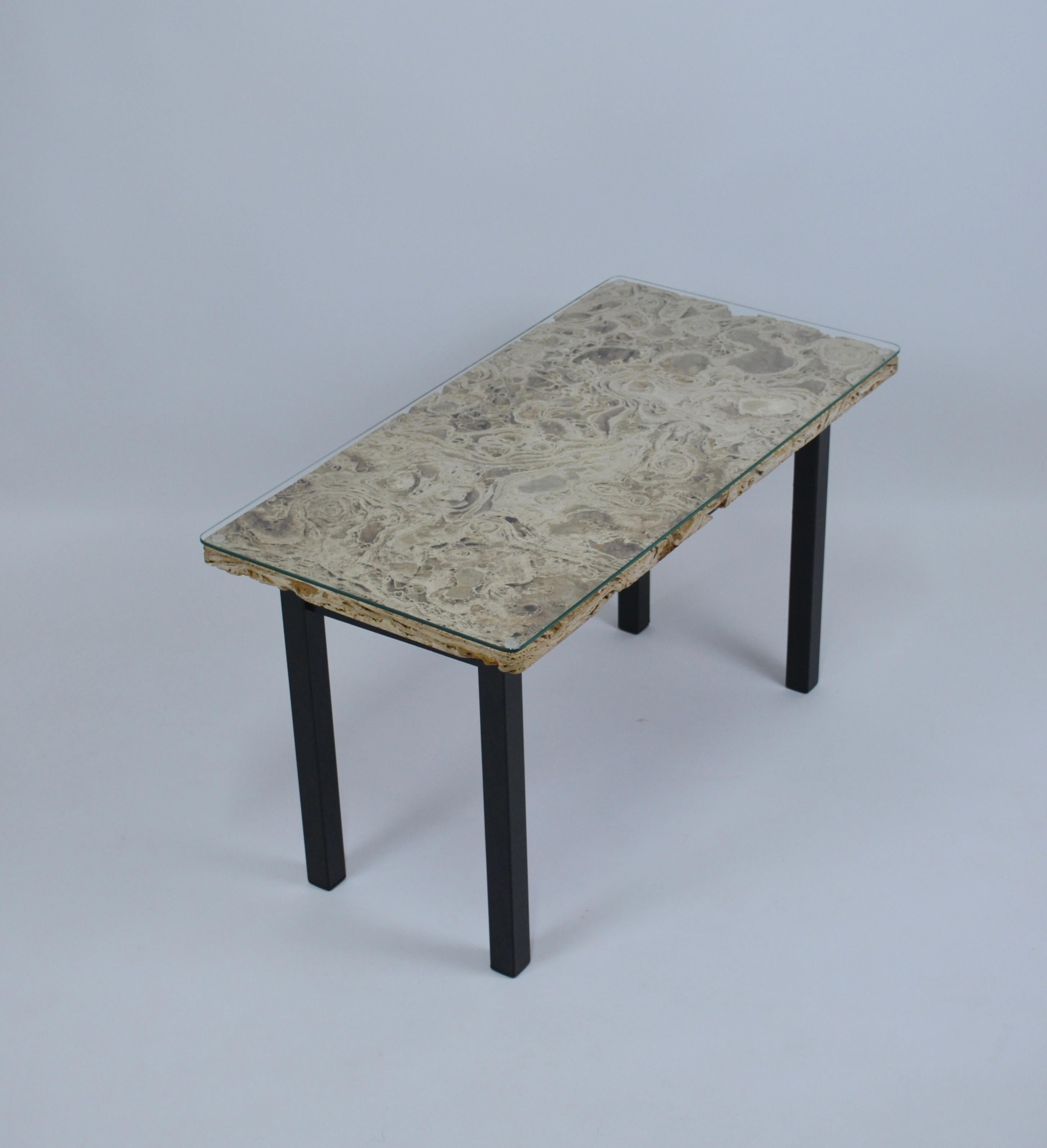 Vintage travertine and glass coffee table In Excellent Condition For Sale In Marinha Grande, PT