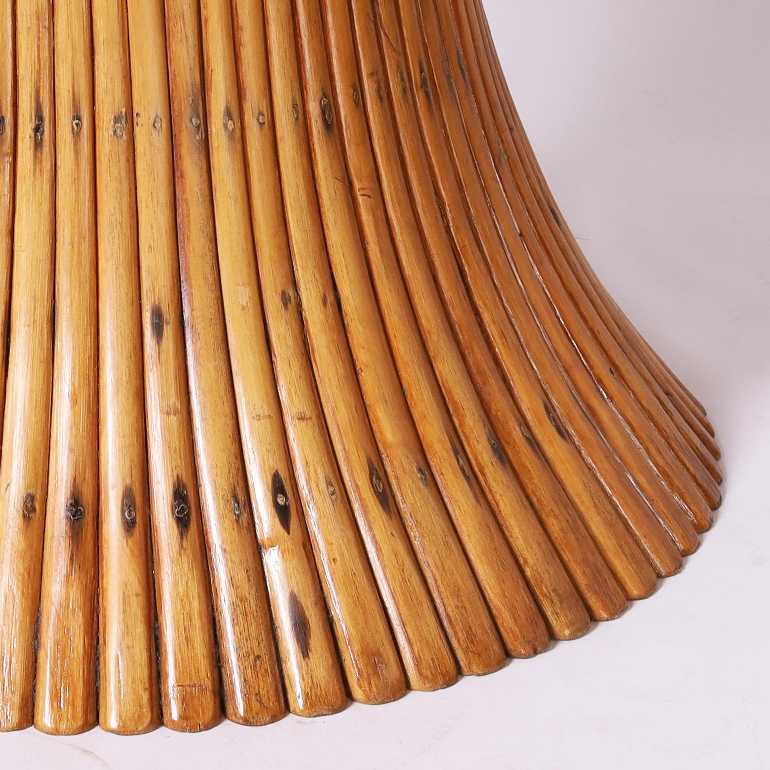 Table ronde vintage en travertin et rotin en vente 2
