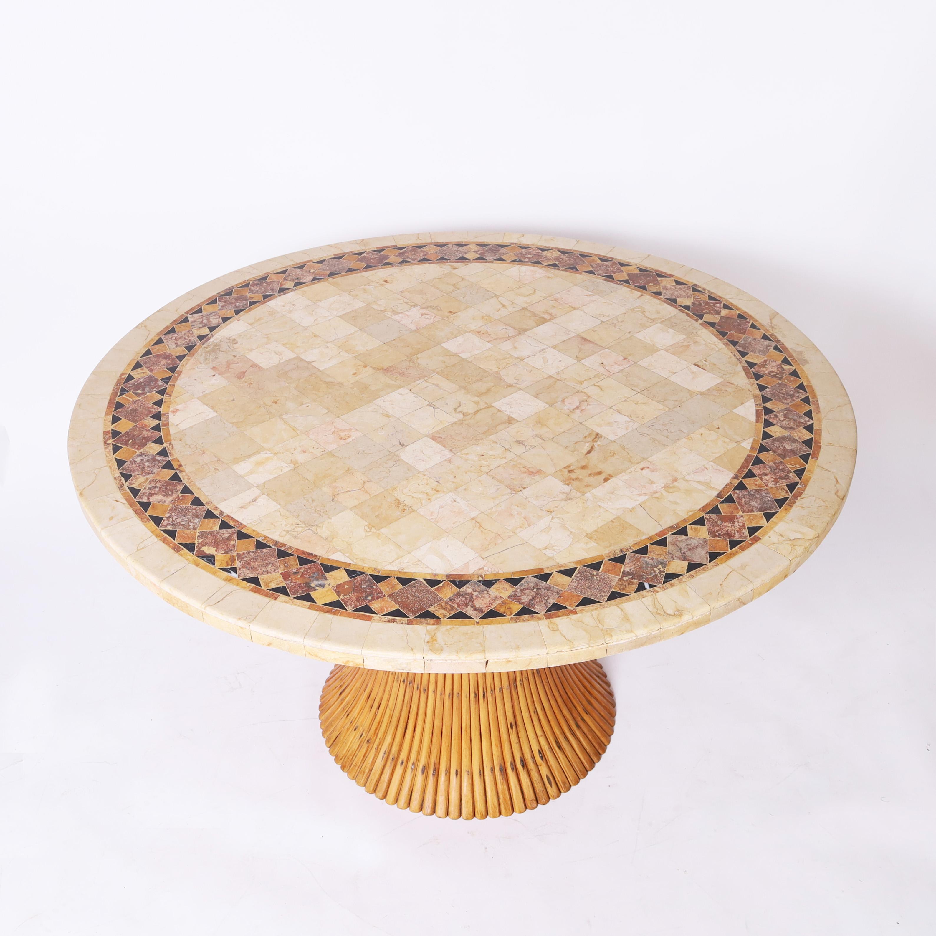 Mid-Century Modern Table ronde vintage en travertin et rotin en vente