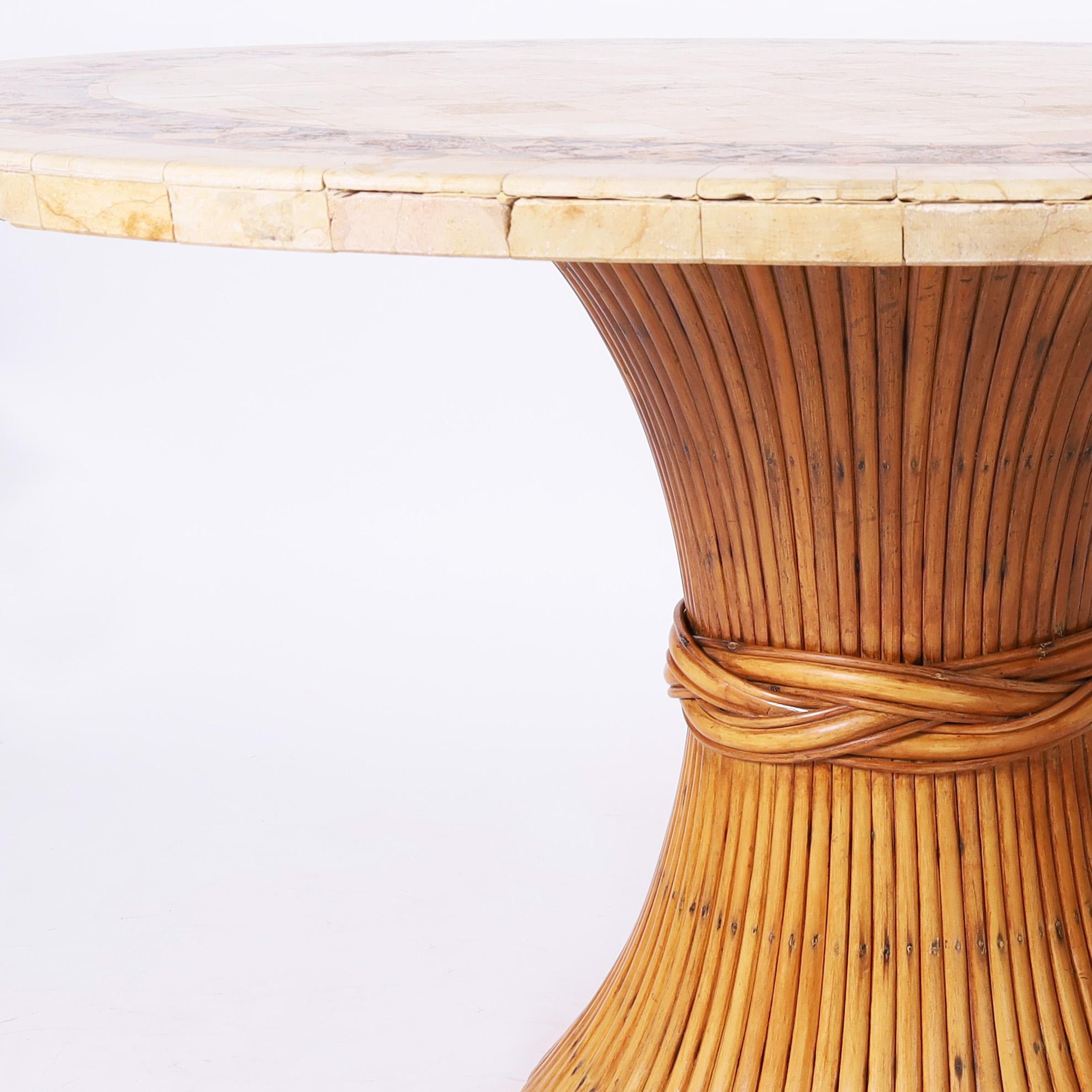 20ième siècle Table ronde vintage en travertin et rotin en vente