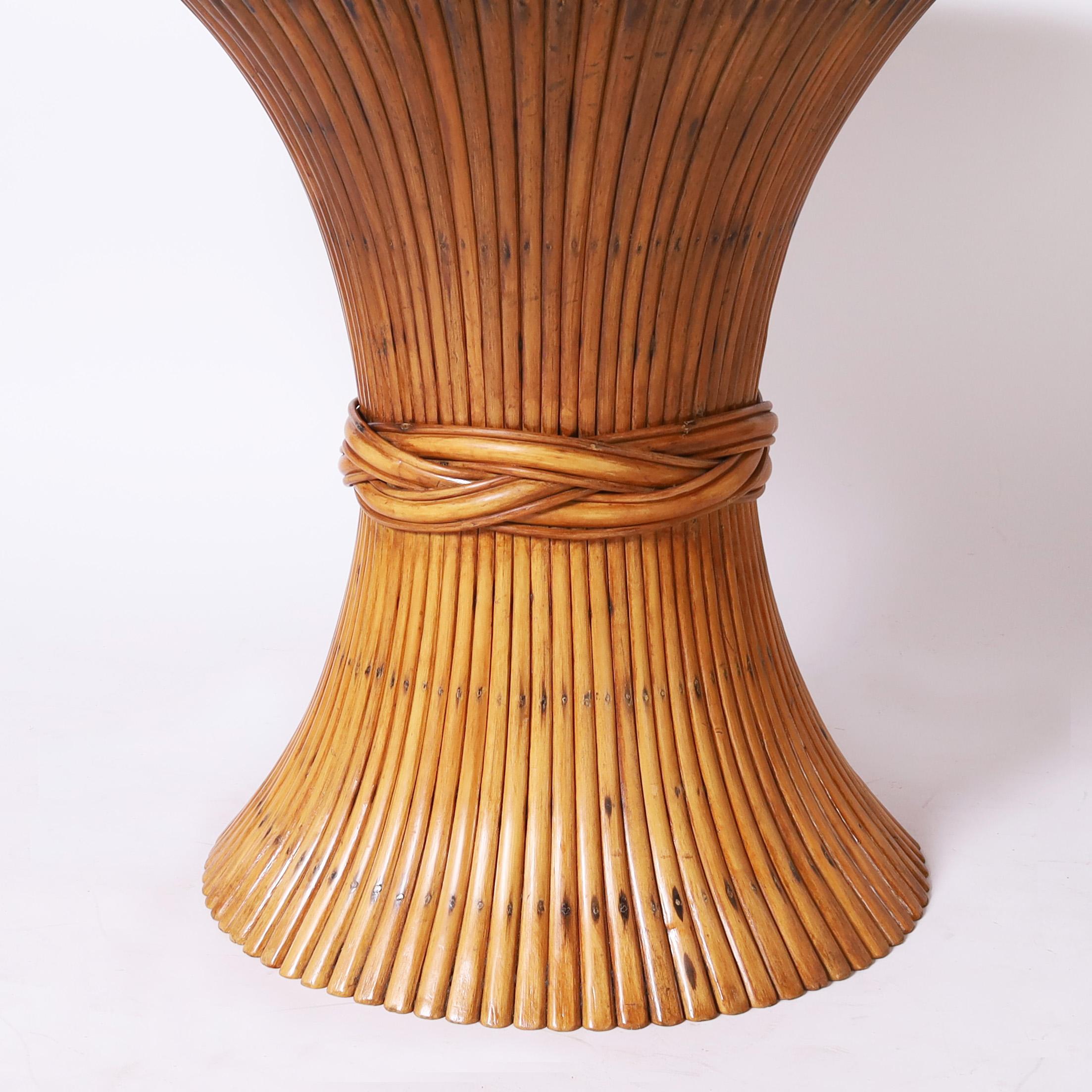 Rotin Table ronde vintage en travertin et rotin en vente
