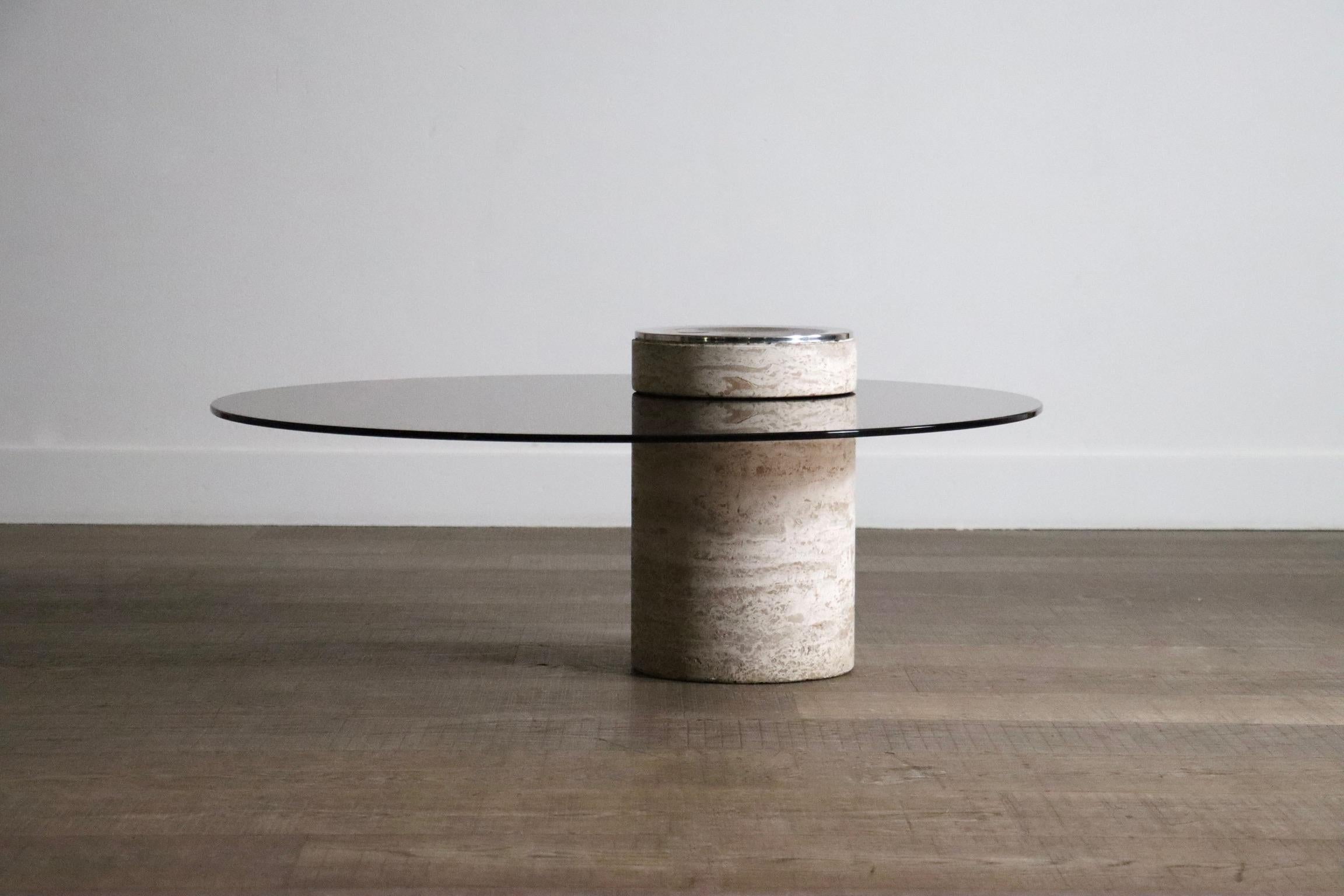 Vintage Couchtisch aus Travertin und Rauchglas, Frankreich 1970er (Mitte des 20. Jahrhunderts) im Angebot