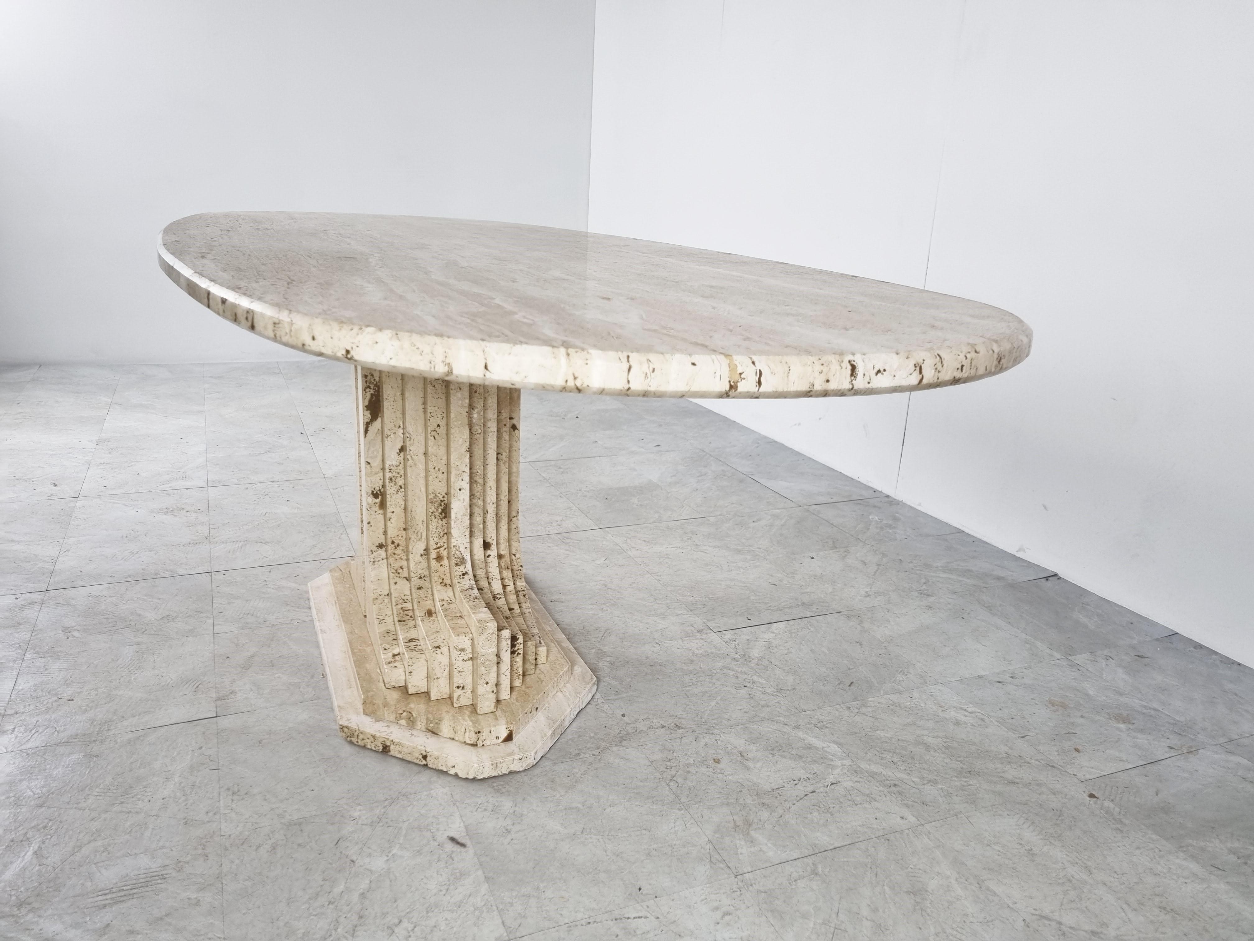 Exquisite travertine dining table in the Style of Carlo Scarpa.

Beautiful architectural piece made of solid travertine with an oval top.

Timeless design.

Good condition

1970s - Italy

Height: 75cm/29.52