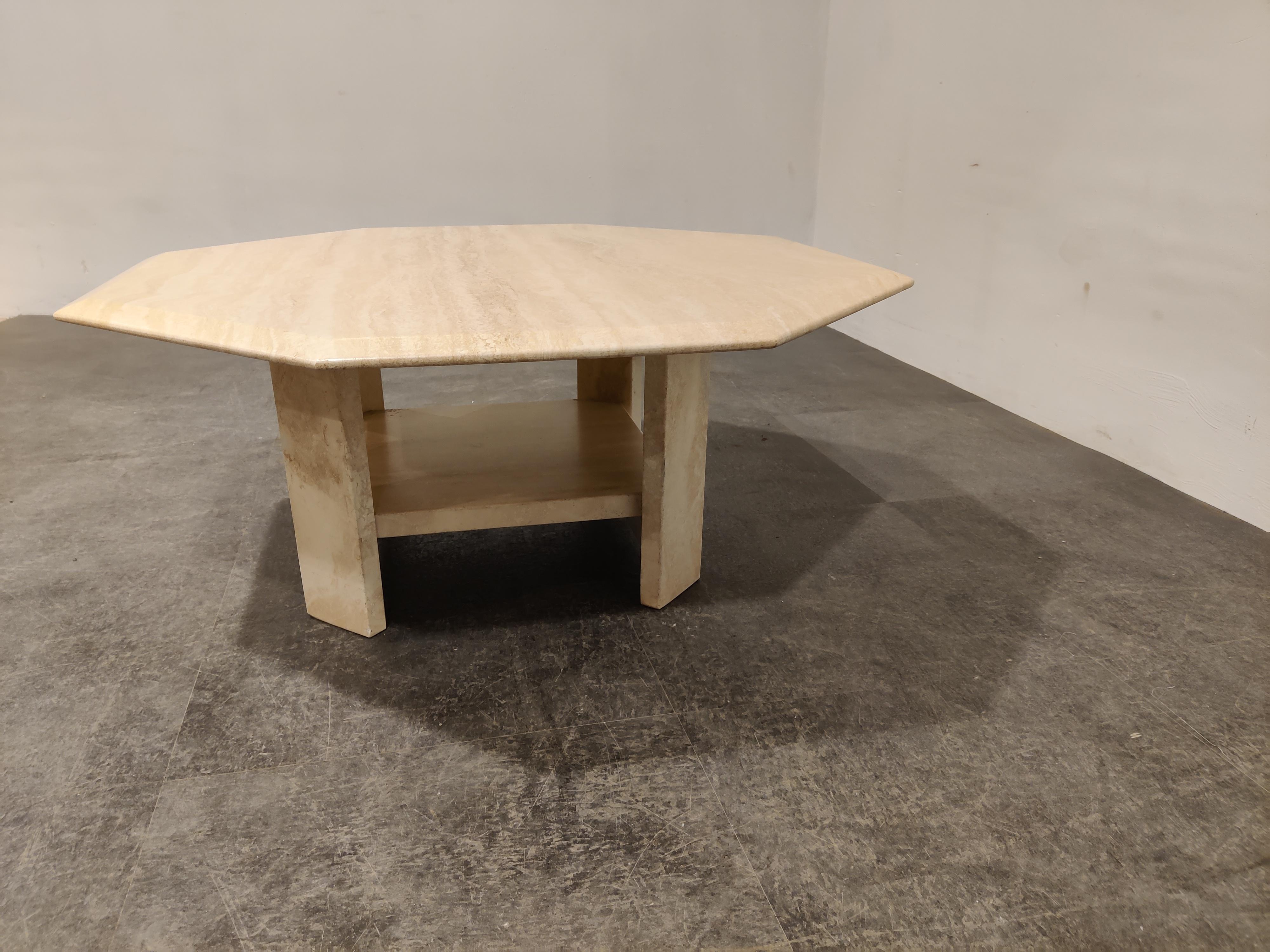 Octogonal beveled travertine stone coffee table.

Good condition.

1970s - Belgium

Dimensions
Height: 36cm/14.17