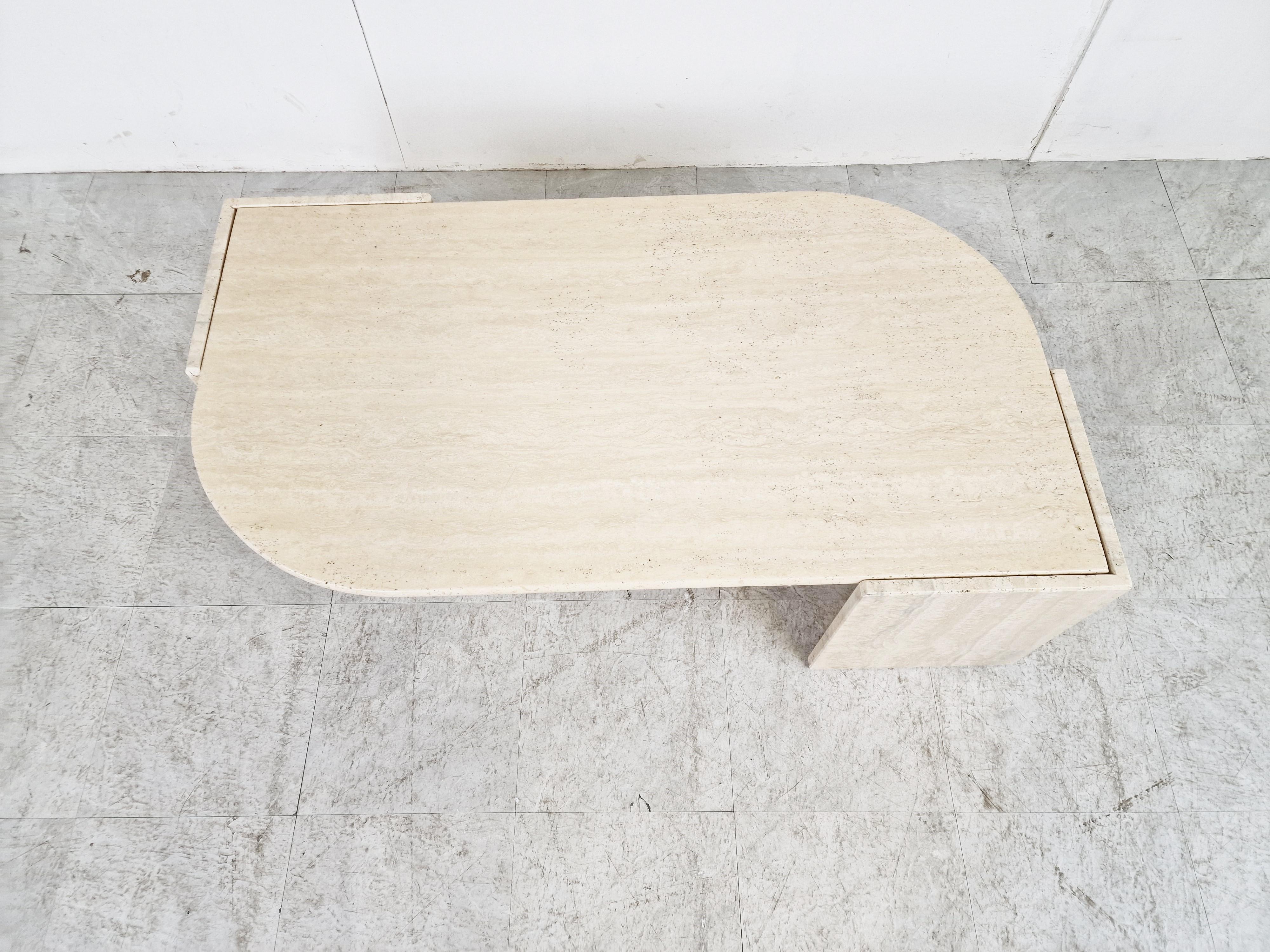 Gorgeous travertine 'eye' shaped coffee table by Roche Bobois.

Timeless design.

Beautiful natural colour..

Good condition

1970s - France

Height: 35cm/13.77